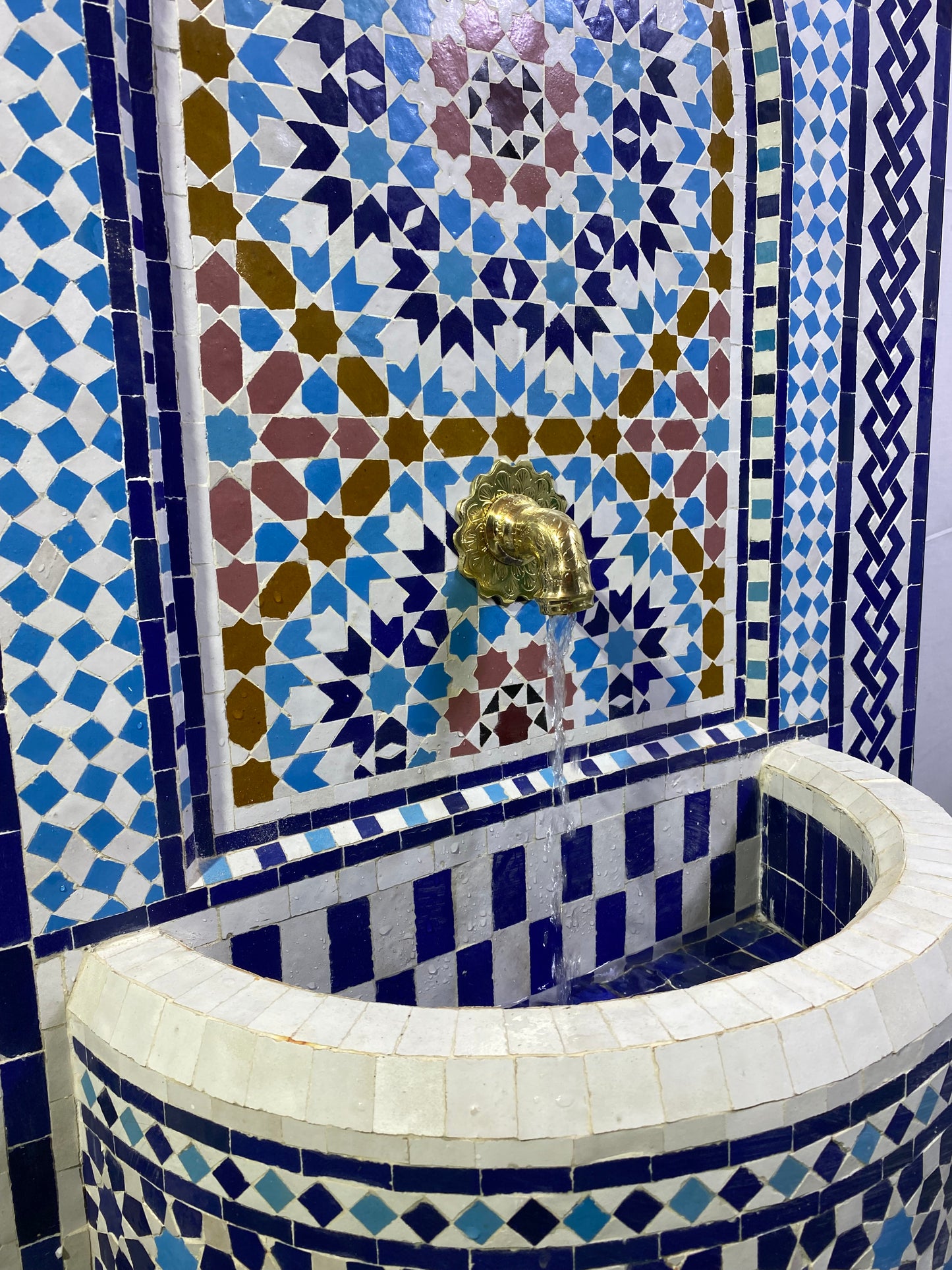 Fontaine pour jardin, fontaine de carreaux de mosaïque mauresque Mosaic Artwork, eau à l'intérieur de la fontaine, fontaine de mosaïque marocaine, décoration d'intérieur de terrasse.
