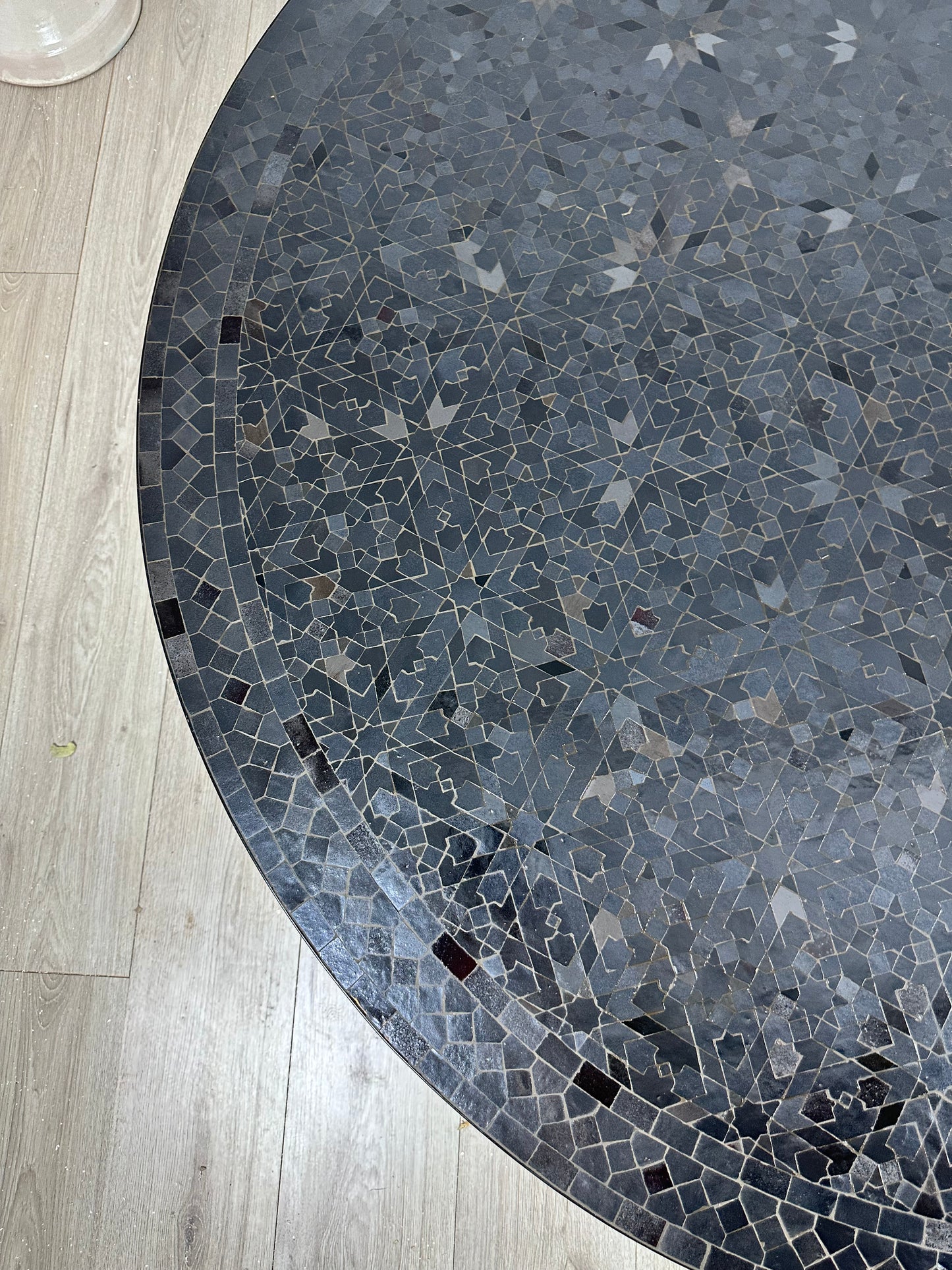 Table ronde vert émeraude et jaune en mosaïque pour extérieur-intérieur Carreaux marocains 100% artisanaux, Table basse en mosaïque du milieu du siècle.