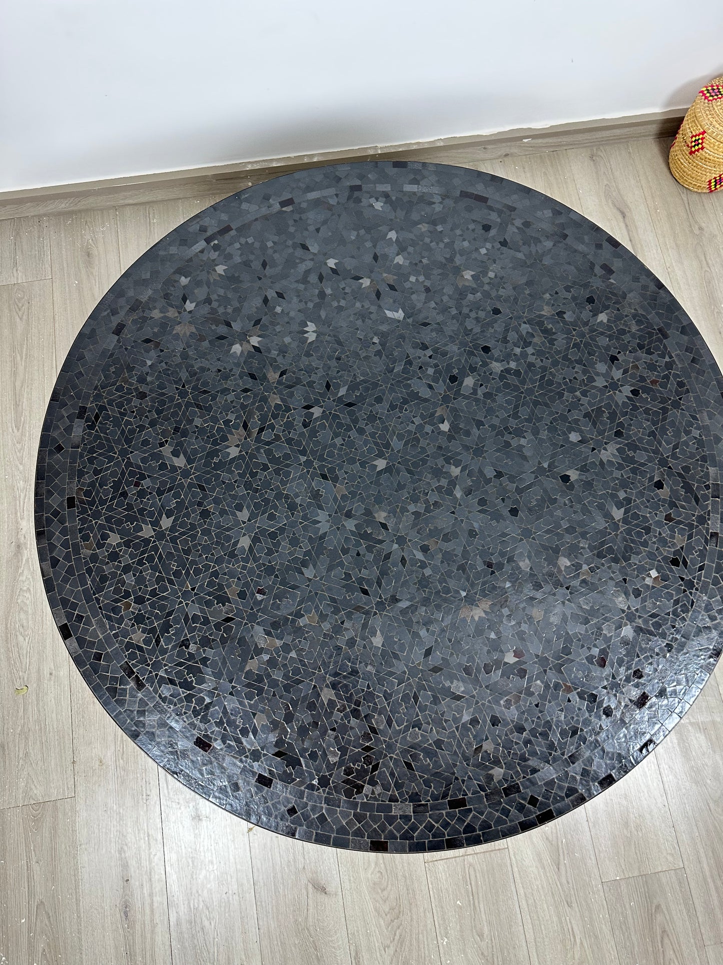 Table ronde vert émeraude et jaune en mosaïque pour extérieur-intérieur Carreaux marocains 100% artisanaux, Table basse en mosaïque du milieu du siècle.
