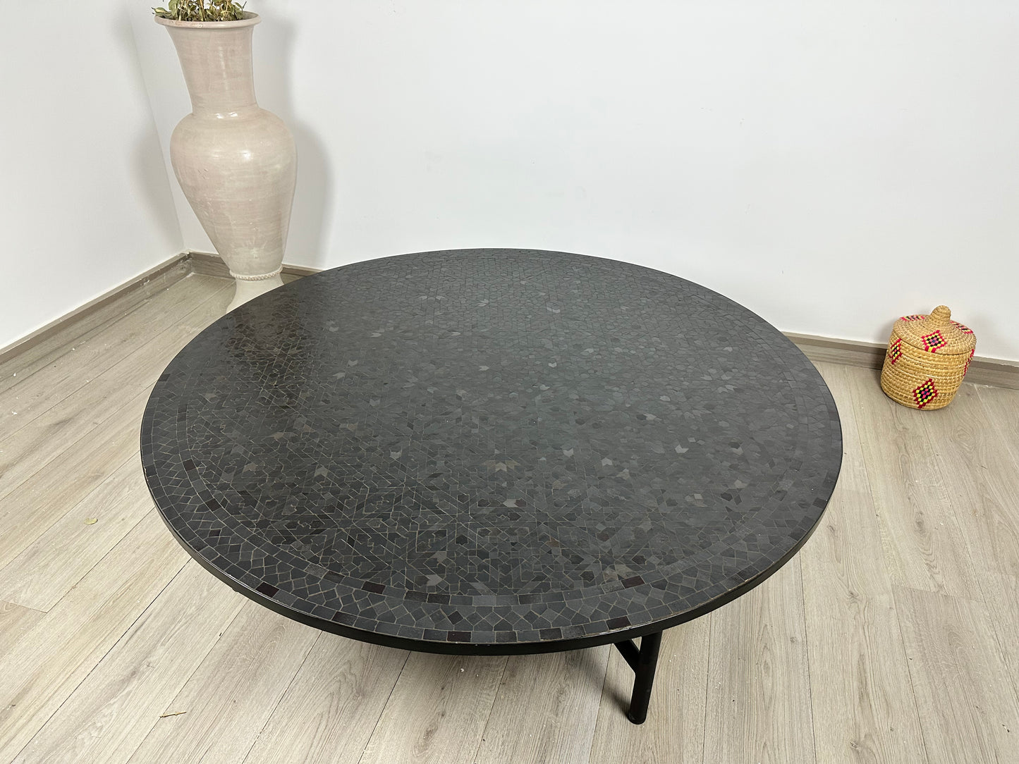 Table ronde vert émeraude et jaune en mosaïque pour extérieur-intérieur Carreaux marocains 100% artisanaux, Table basse en mosaïque du milieu du siècle.