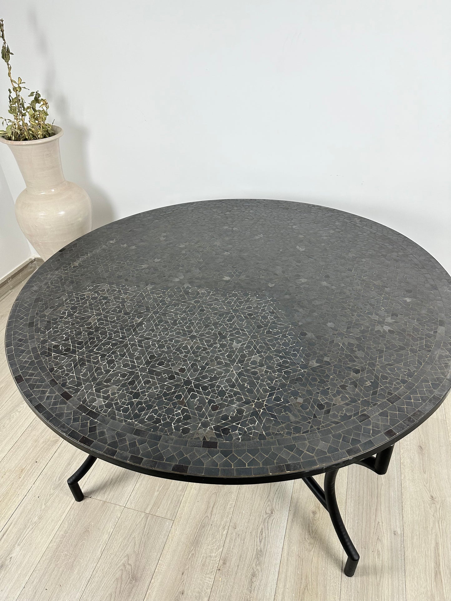 Table ronde vert émeraude et jaune en mosaïque pour extérieur-intérieur Carreaux marocains 100% artisanaux, Table basse en mosaïque du milieu du siècle.