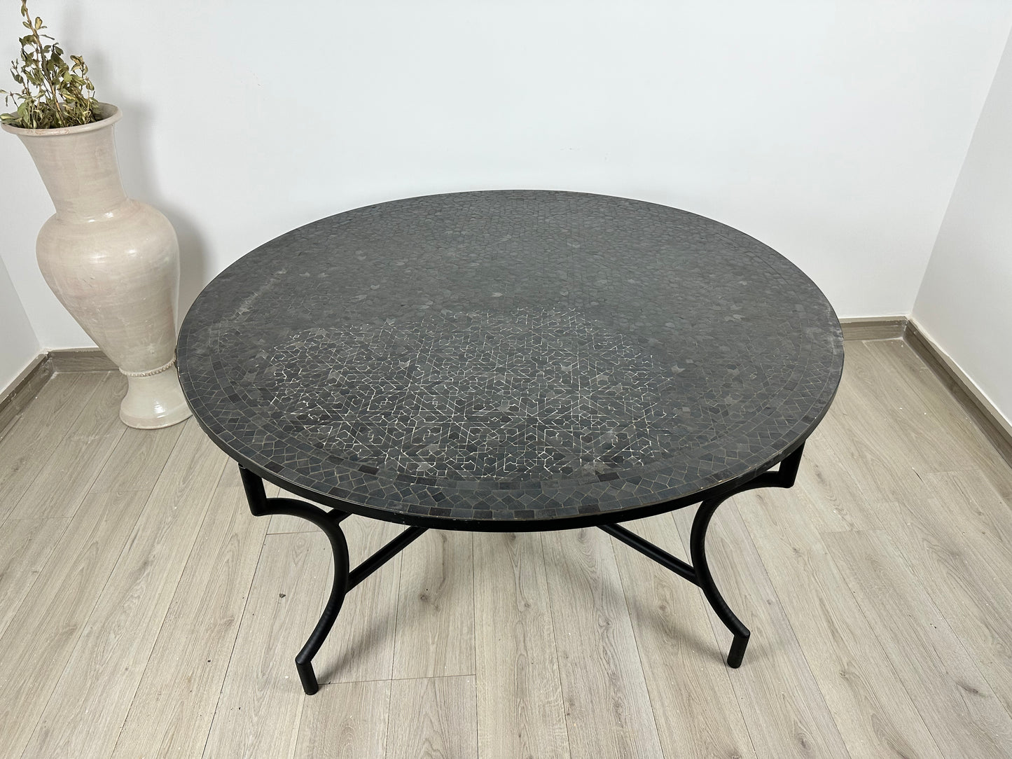 Table ronde vert émeraude et jaune en mosaïque pour extérieur-intérieur Carreaux marocains 100% artisanaux, Table basse en mosaïque du milieu du siècle.
