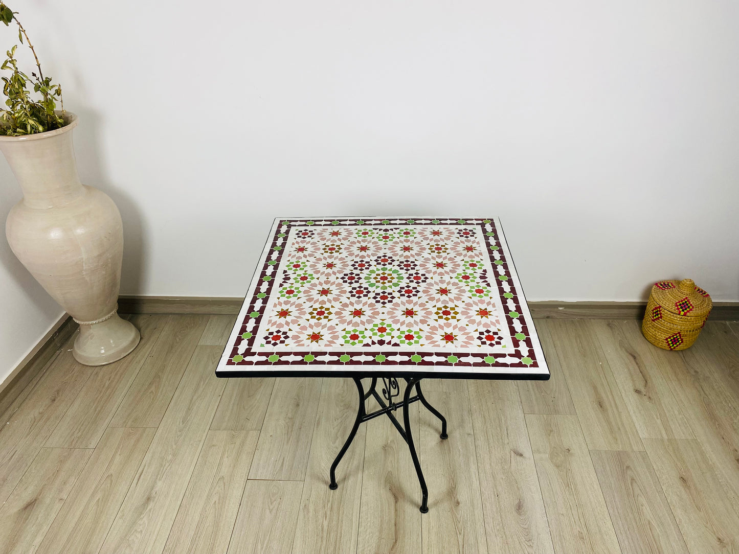 Mesa de comedor con mosaico zellige marroquí hecha a mano: sencillez elegante