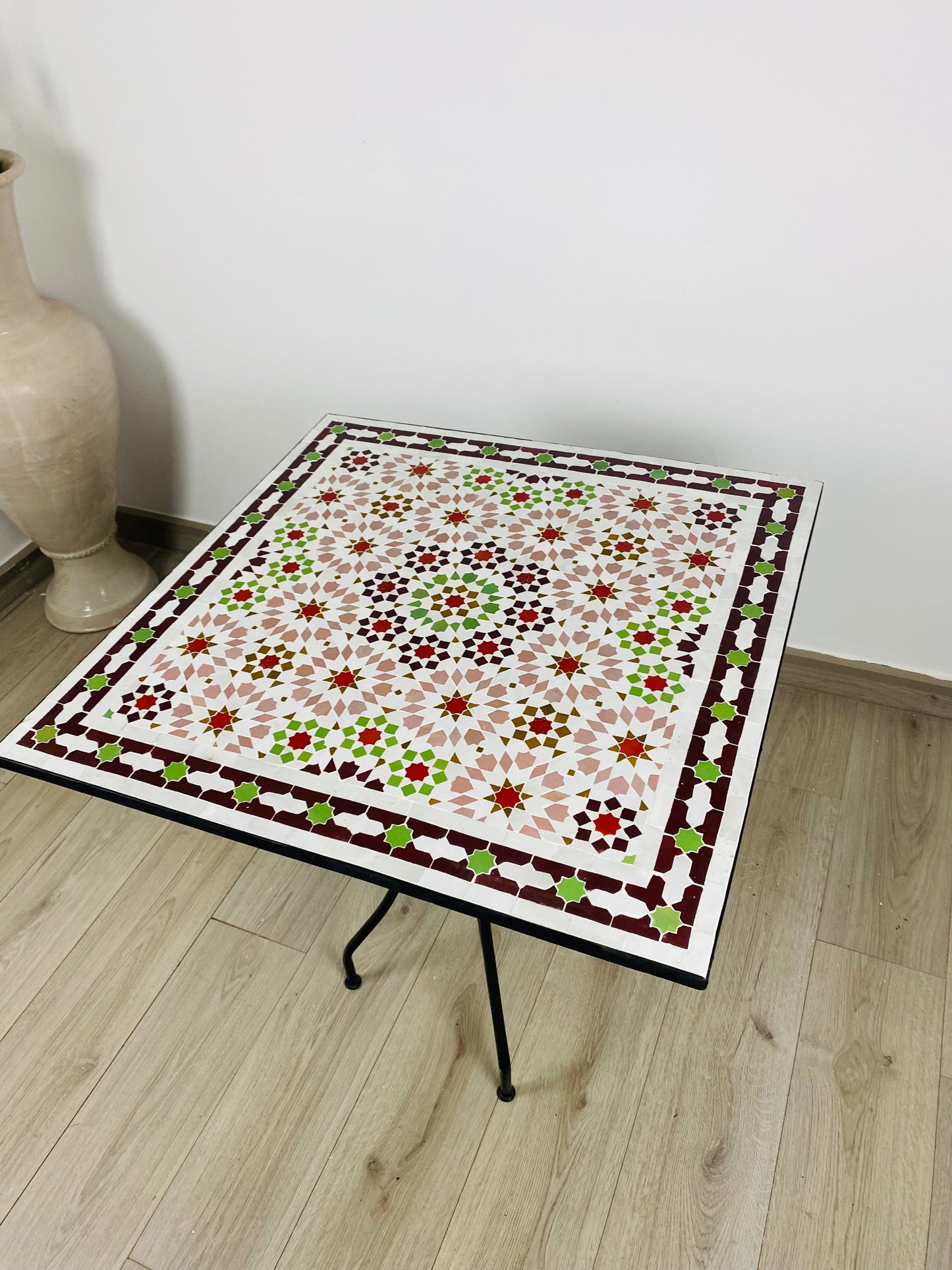 Mesa de comedor con mosaico zellige marroquí hecha a mano: sencillez elegante