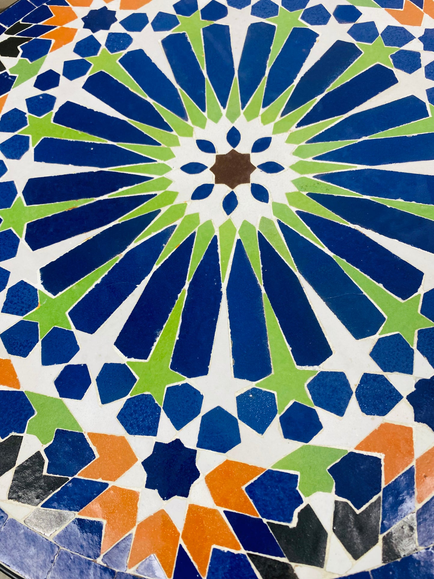 Table ronde vert émeraude et jaune en mosaïque pour extérieur-intérieur Carreaux marocains 100% artisanaux, Table basse en mosaïque du milieu du siècle.