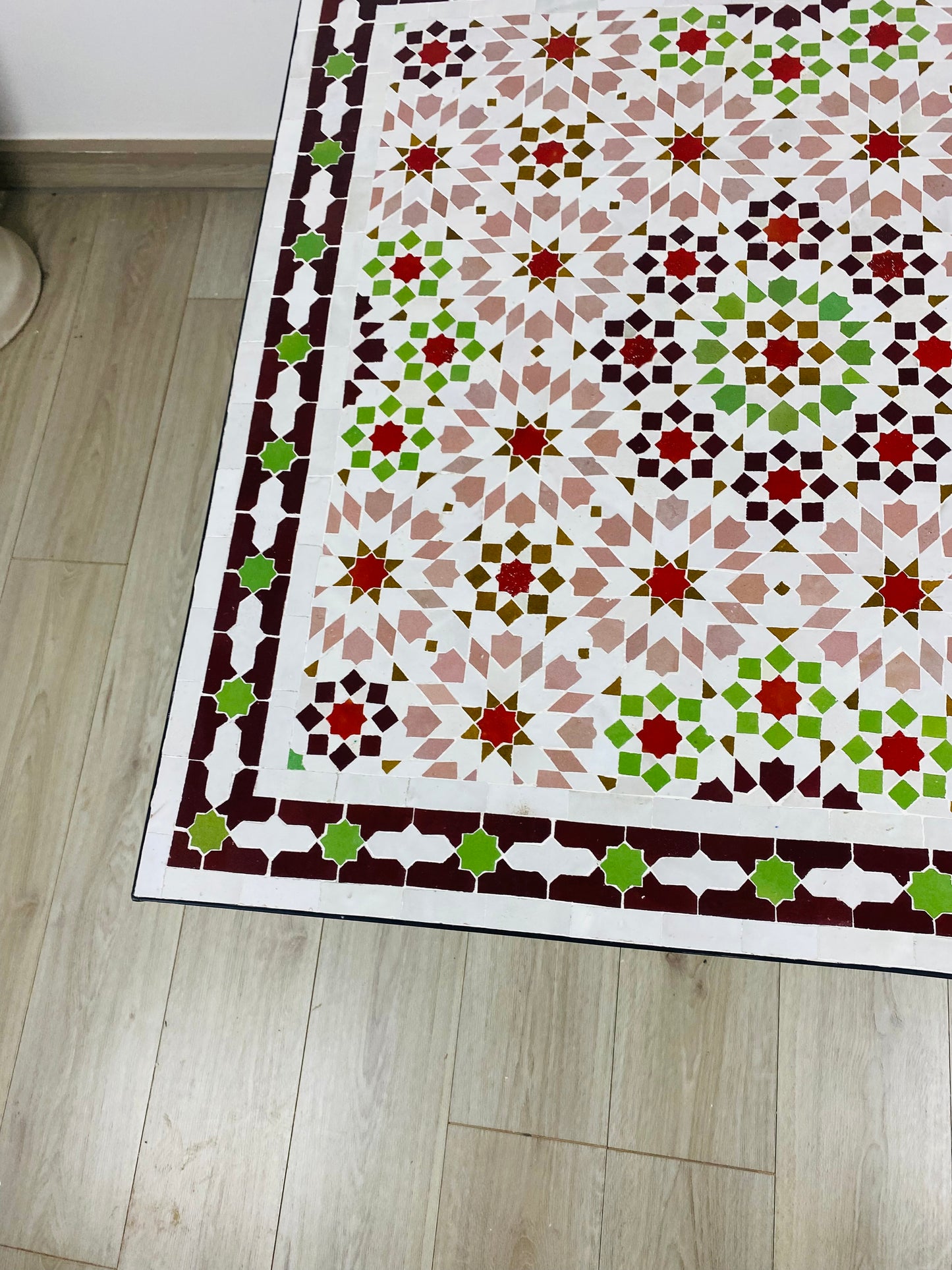Mesa de comedor con mosaico zellige marroquí hecha a mano: sencillez elegante