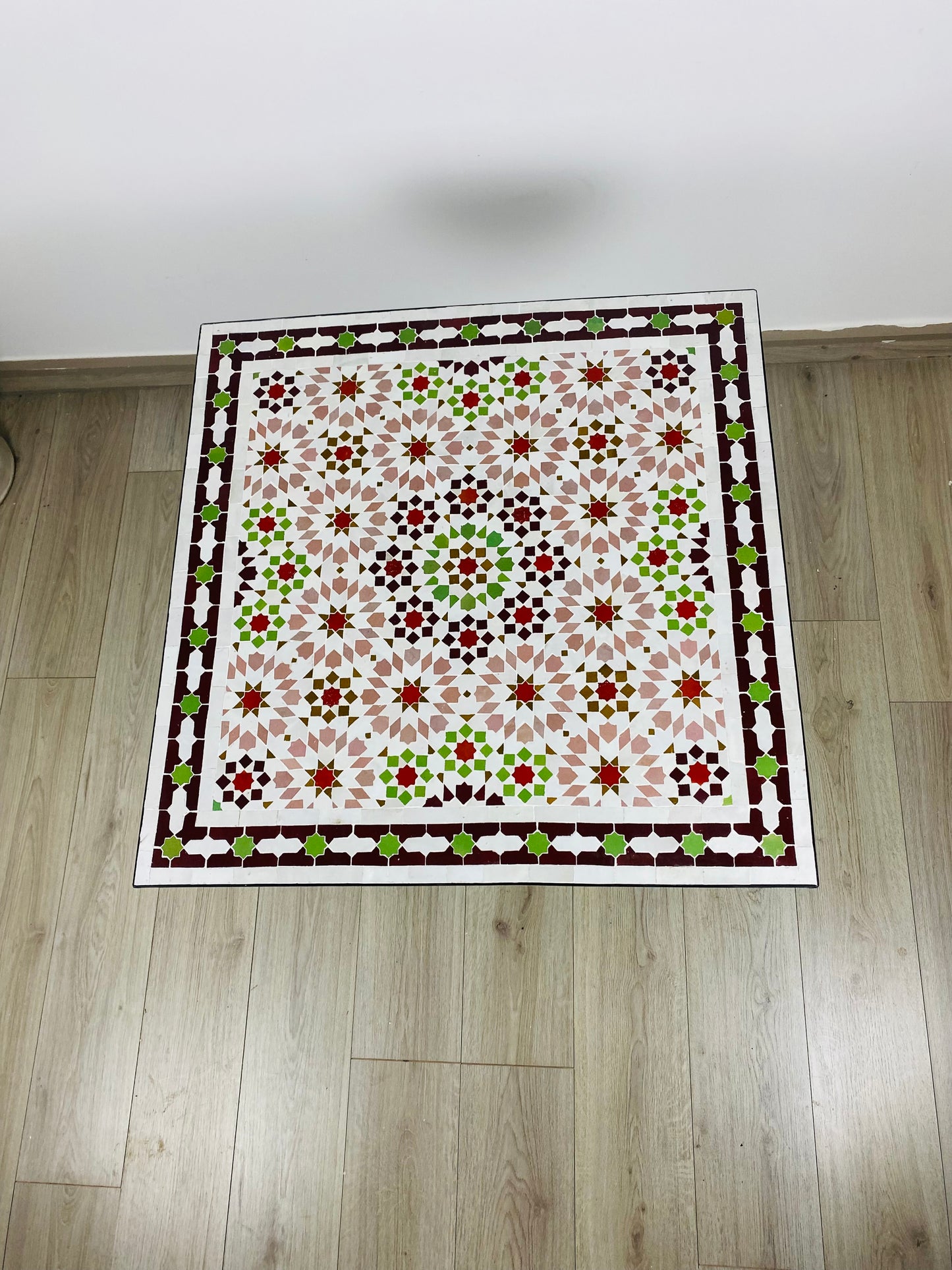 Mesa de comedor con mosaico zellige marroquí hecha a mano: sencillez elegante