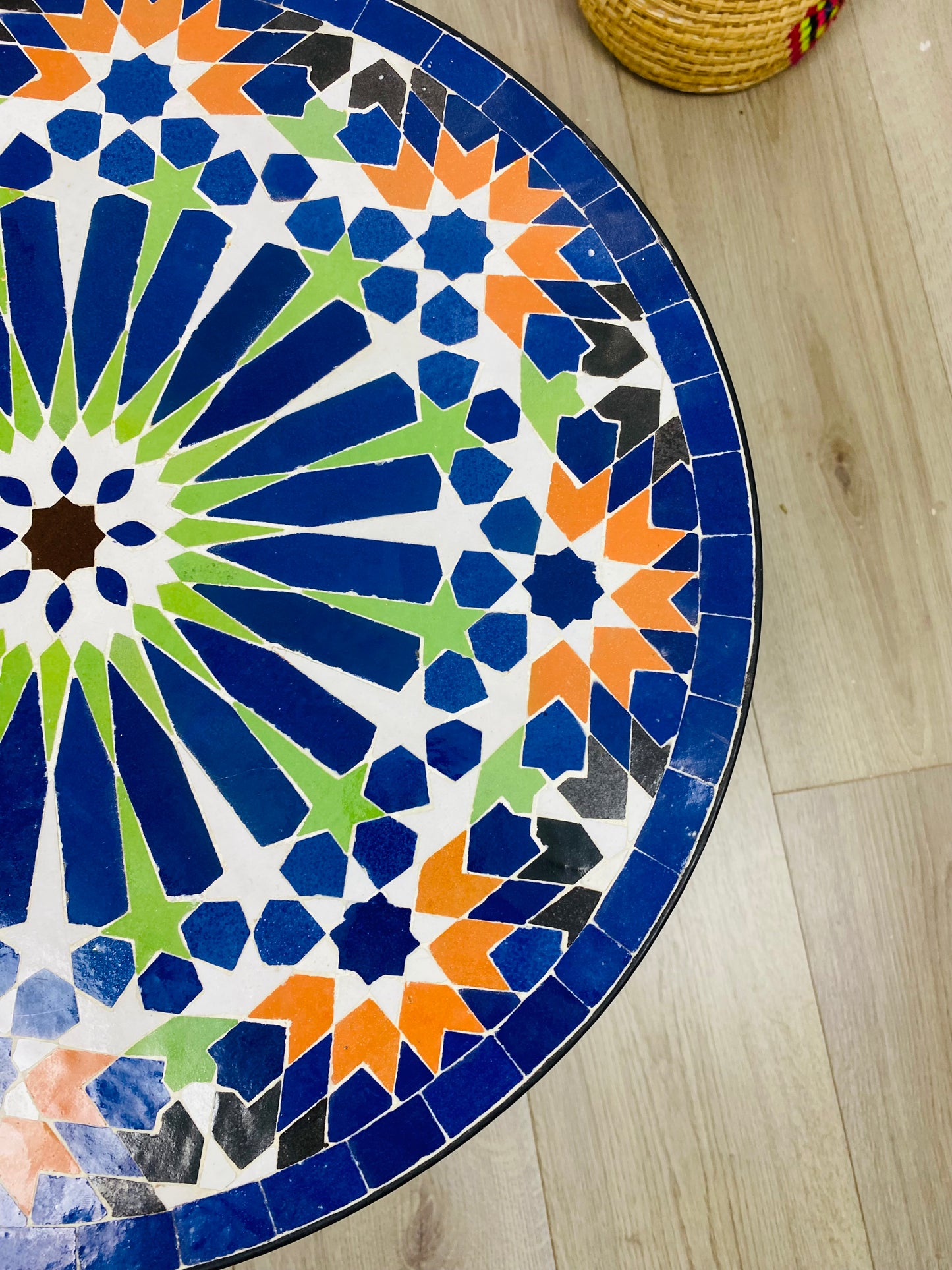 Table ronde vert émeraude et jaune en mosaïque pour extérieur-intérieur Carreaux marocains 100% artisanaux, Table basse en mosaïque du milieu du siècle.