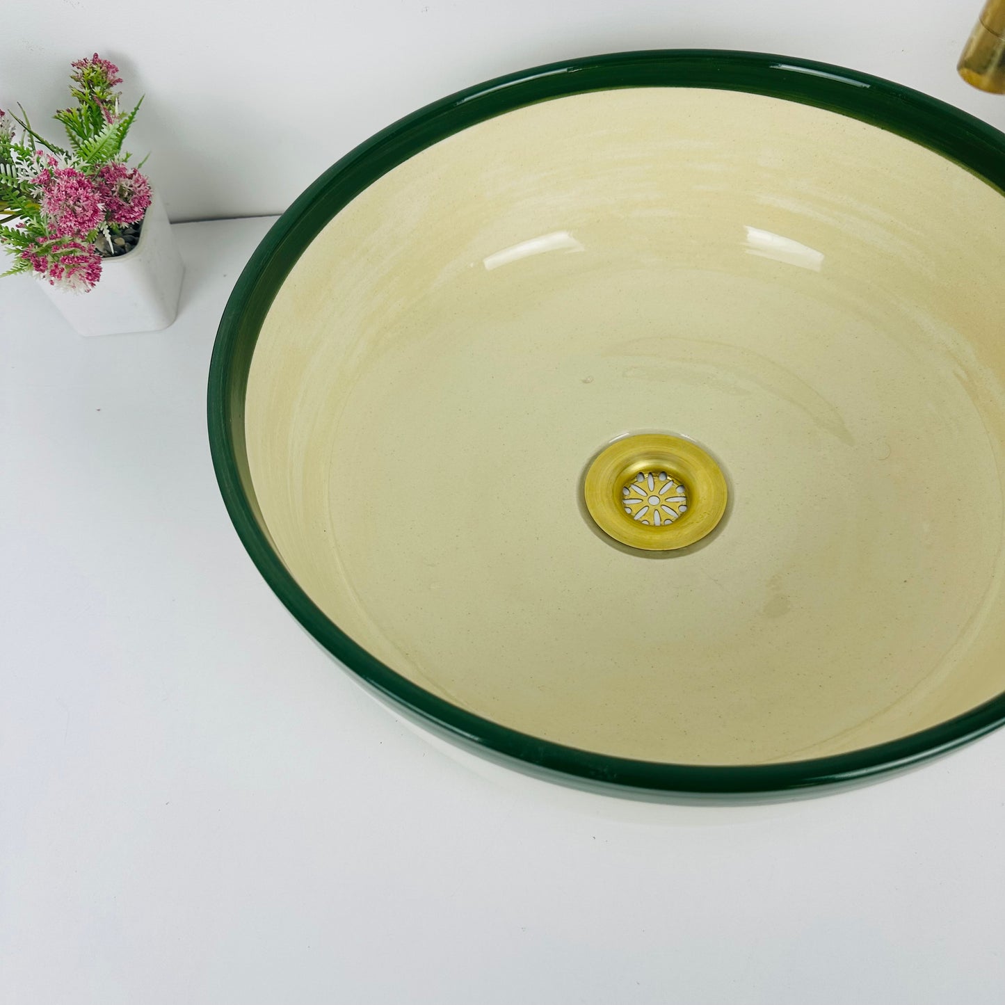 Color Crest: Handcrafted Ceramic Sink with Topped green Finish