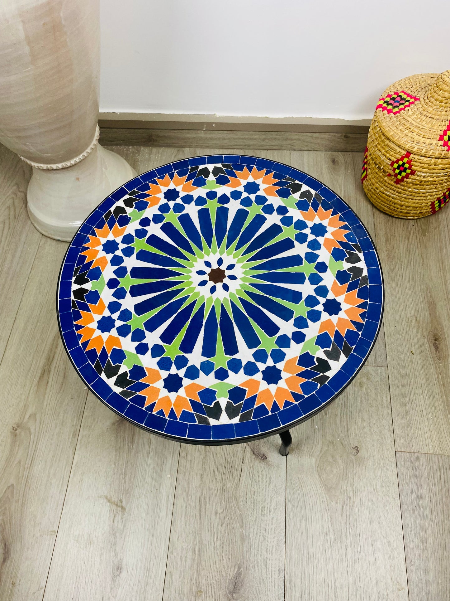 Table ronde vert émeraude et jaune en mosaïque pour extérieur-intérieur Carreaux marocains 100% artisanaux, Table basse en mosaïque du milieu du siècle.