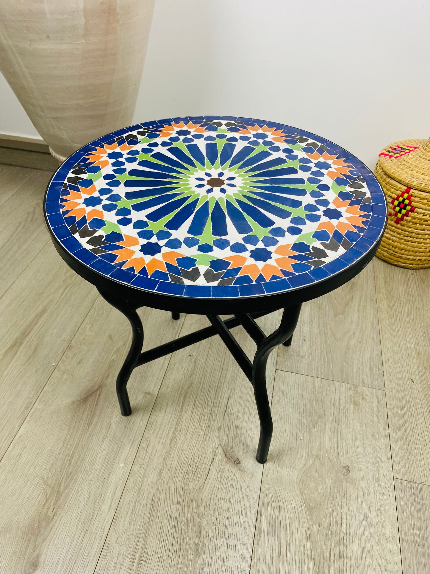 Table ronde vert émeraude et jaune en mosaïque pour extérieur-intérieur Carreaux marocains 100% artisanaux, Table basse en mosaïque du milieu du siècle.