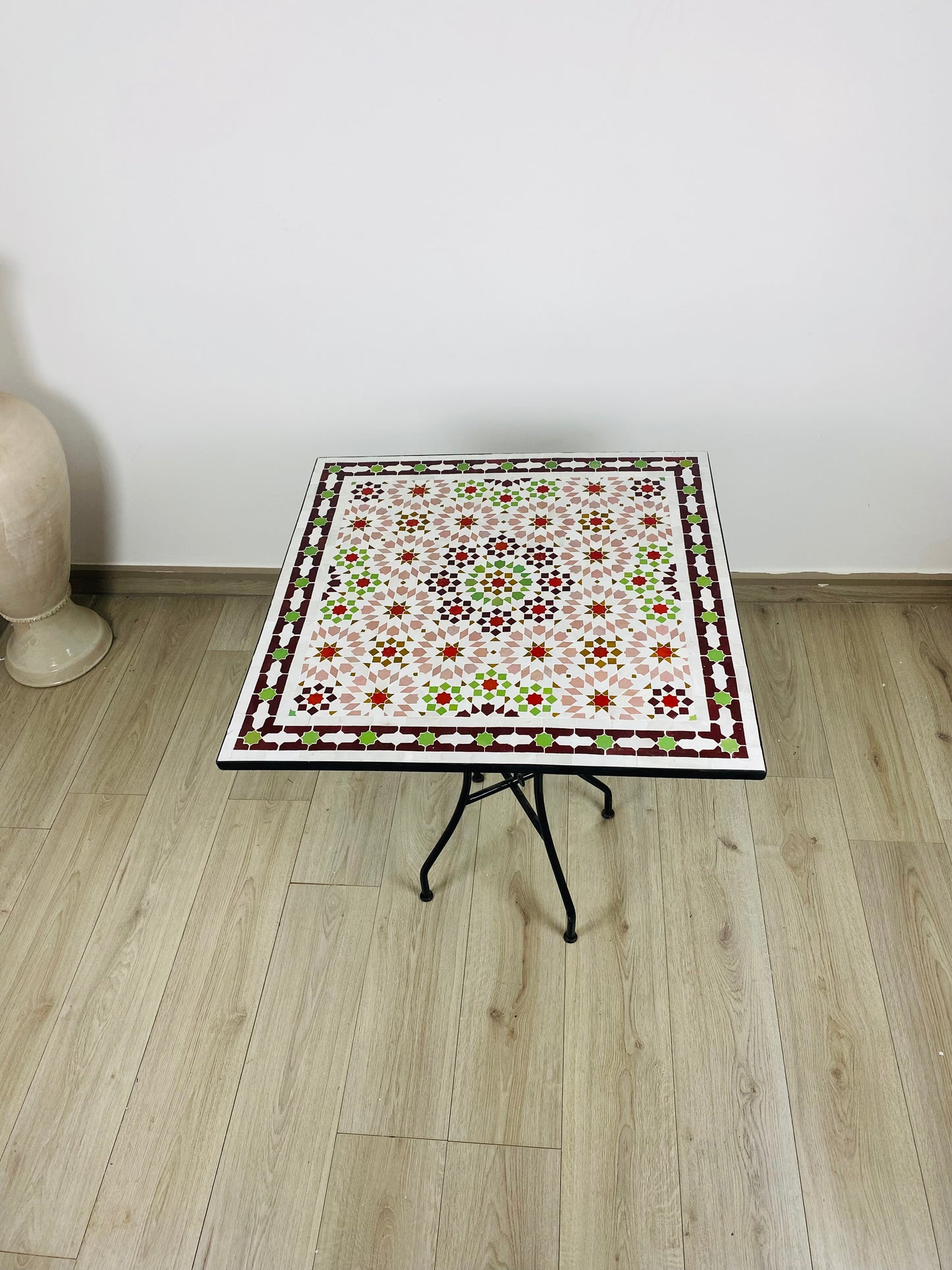 Mesa de comedor con mosaico zellige marroquí hecha a mano: sencillez elegante