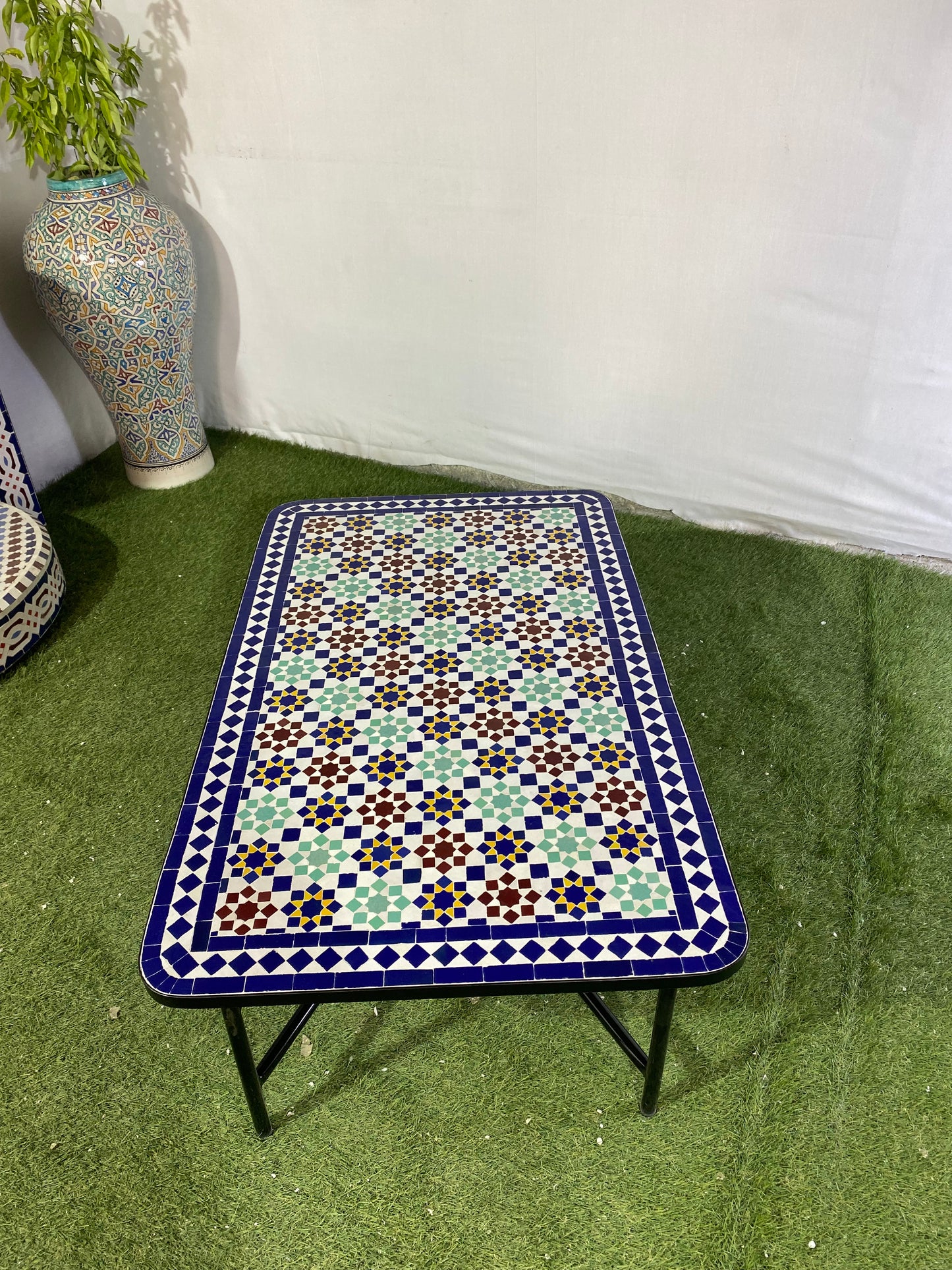Table ronde vert émeraude et jaune en mosaïque pour extérieur-intérieur Carreaux marocains 100% artisanaux, Table basse en mosaïque du milieu du siècle.