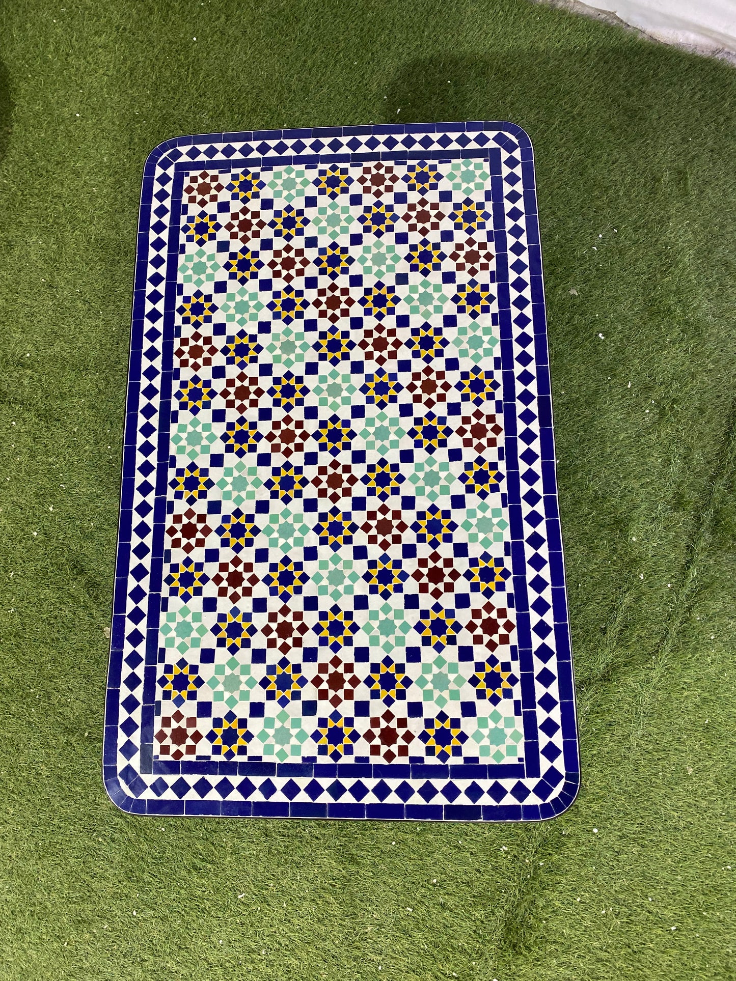 Table ronde vert émeraude et jaune en mosaïque pour extérieur-intérieur Carreaux marocains 100% artisanaux, Table basse en mosaïque du milieu du siècle.
