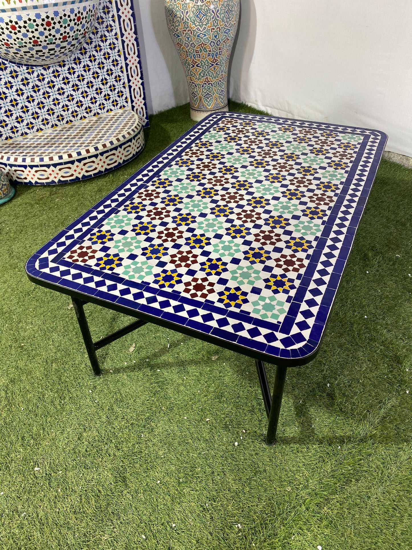 Table ronde vert émeraude et jaune en mosaïque pour extérieur-intérieur Carreaux marocains 100% artisanaux, Table basse en mosaïque du milieu du siècle.