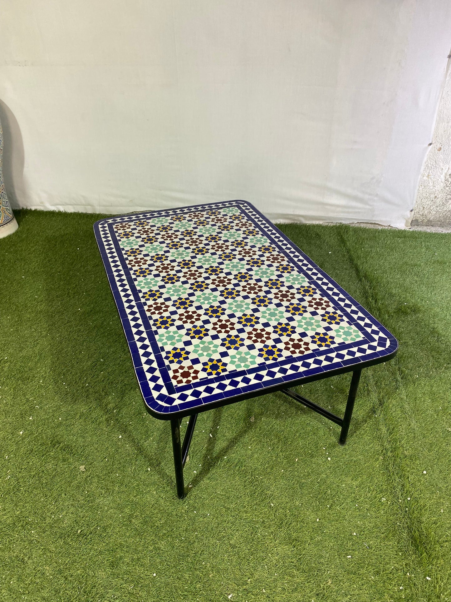 Table ronde vert émeraude et jaune en mosaïque pour extérieur-intérieur Carreaux marocains 100% artisanaux, Table basse en mosaïque du milieu du siècle.