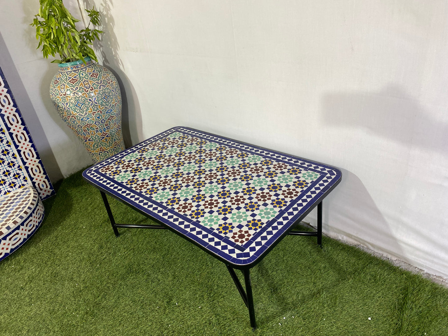 Table ronde vert émeraude et jaune en mosaïque pour extérieur-intérieur Carreaux marocains 100% artisanaux, Table basse en mosaïque du milieu du siècle.