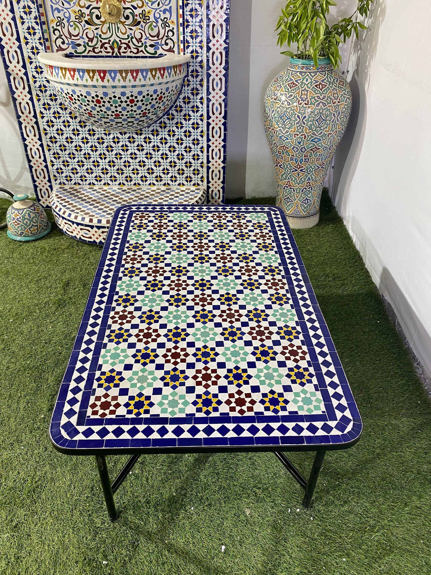 Table ronde vert émeraude et jaune en mosaïque pour extérieur-intérieur Carreaux marocains 100% artisanaux, Table basse en mosaïque du milieu du siècle.