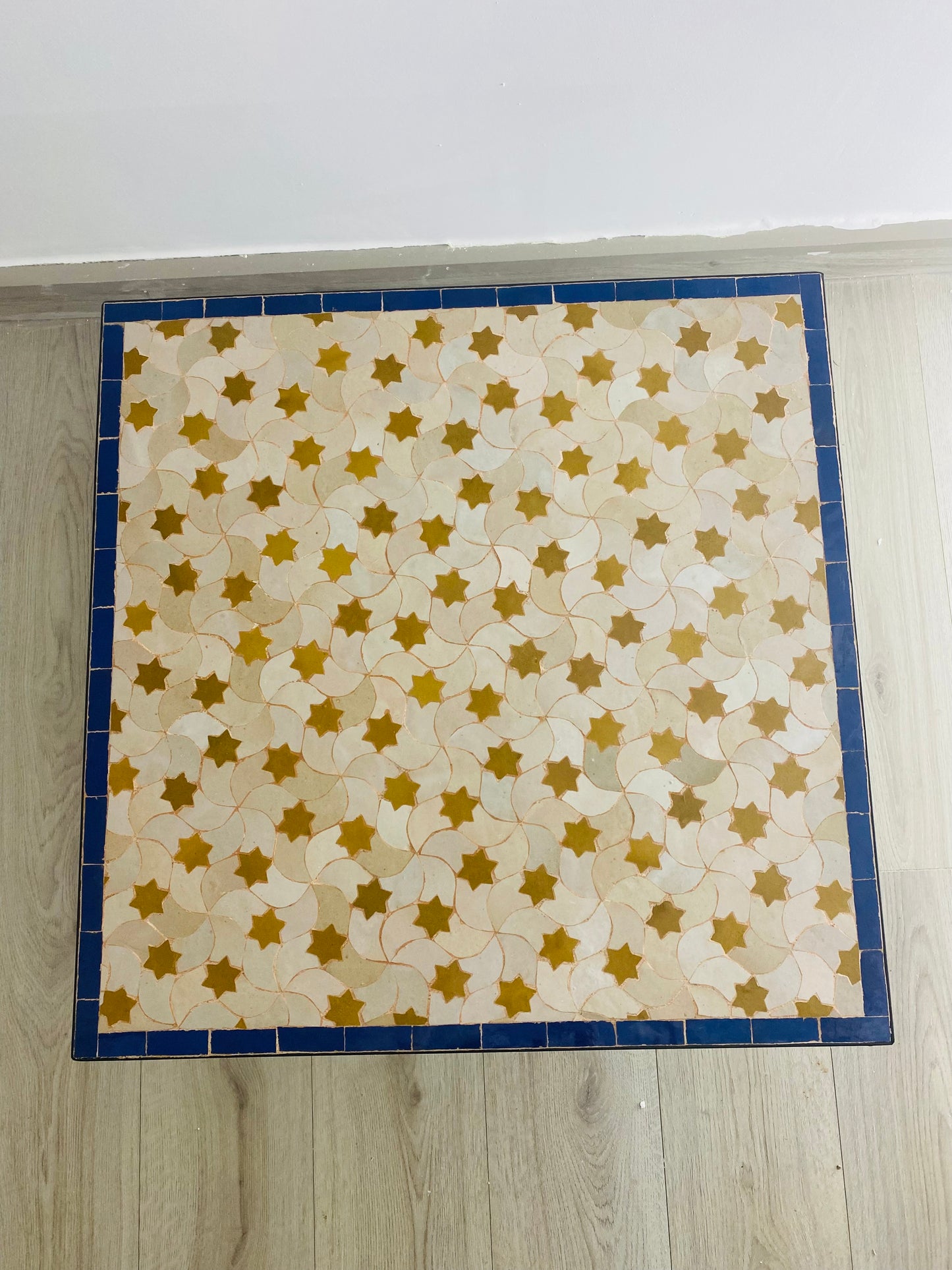 Mesa de comedor con mosaico zellige marroquí hecha a mano: sencillez elegante