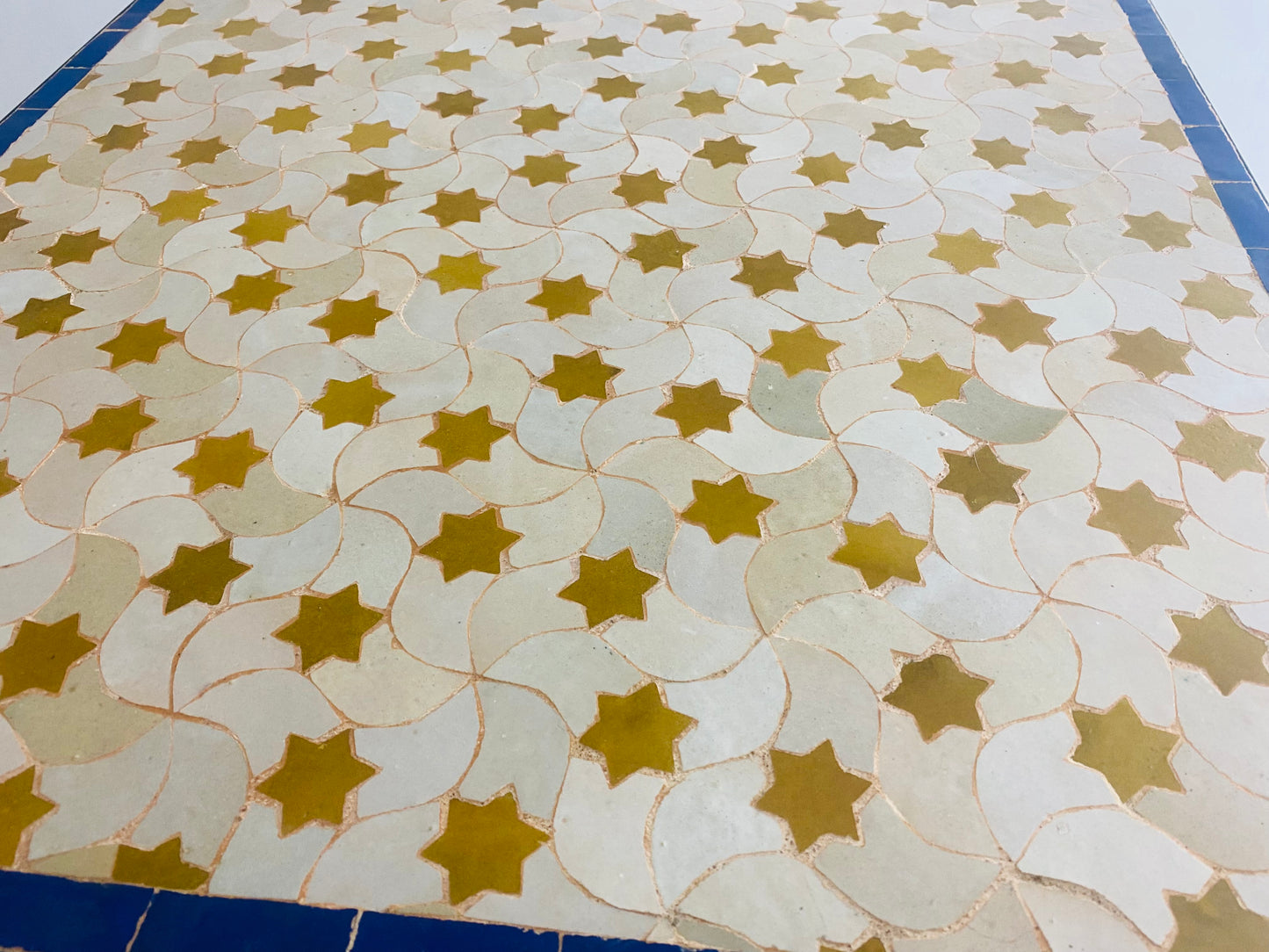 Mesa de comedor con mosaico zellige marroquí hecha a mano: sencillez elegante