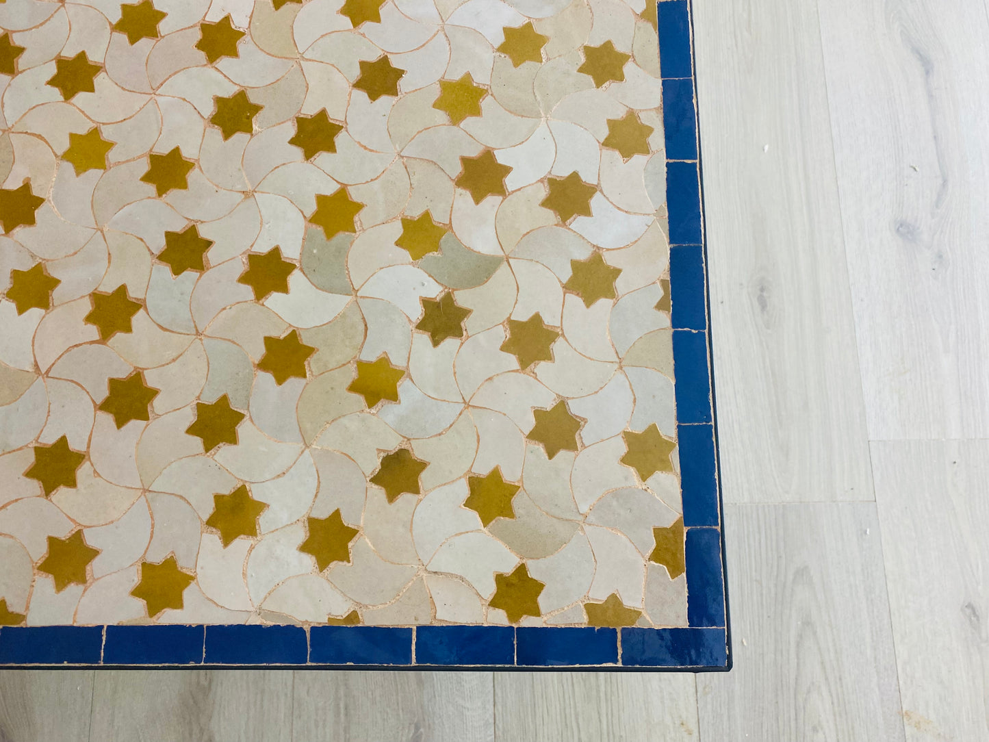 Mesa de comedor con mosaico zellige marroquí hecha a mano: sencillez elegante