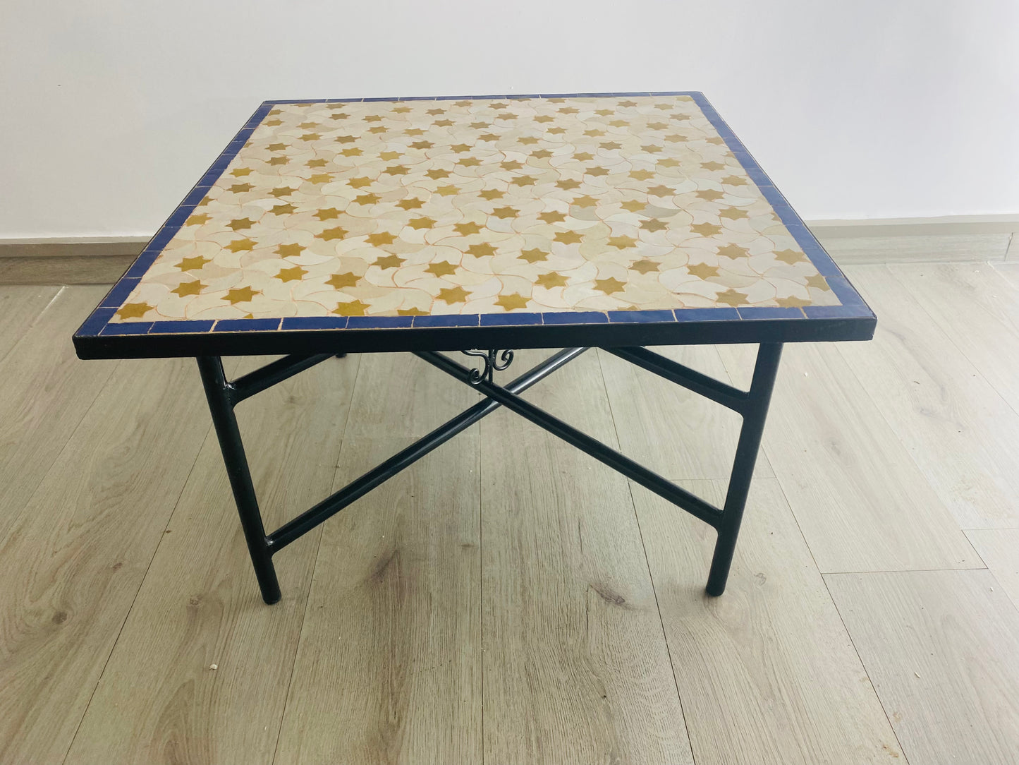 Mesa de comedor con mosaico zellige marroquí hecha a mano: sencillez elegante