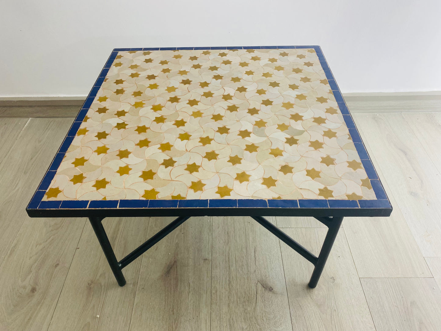 Mesa de comedor con mosaico zellige marroquí hecha a mano: sencillez elegante
