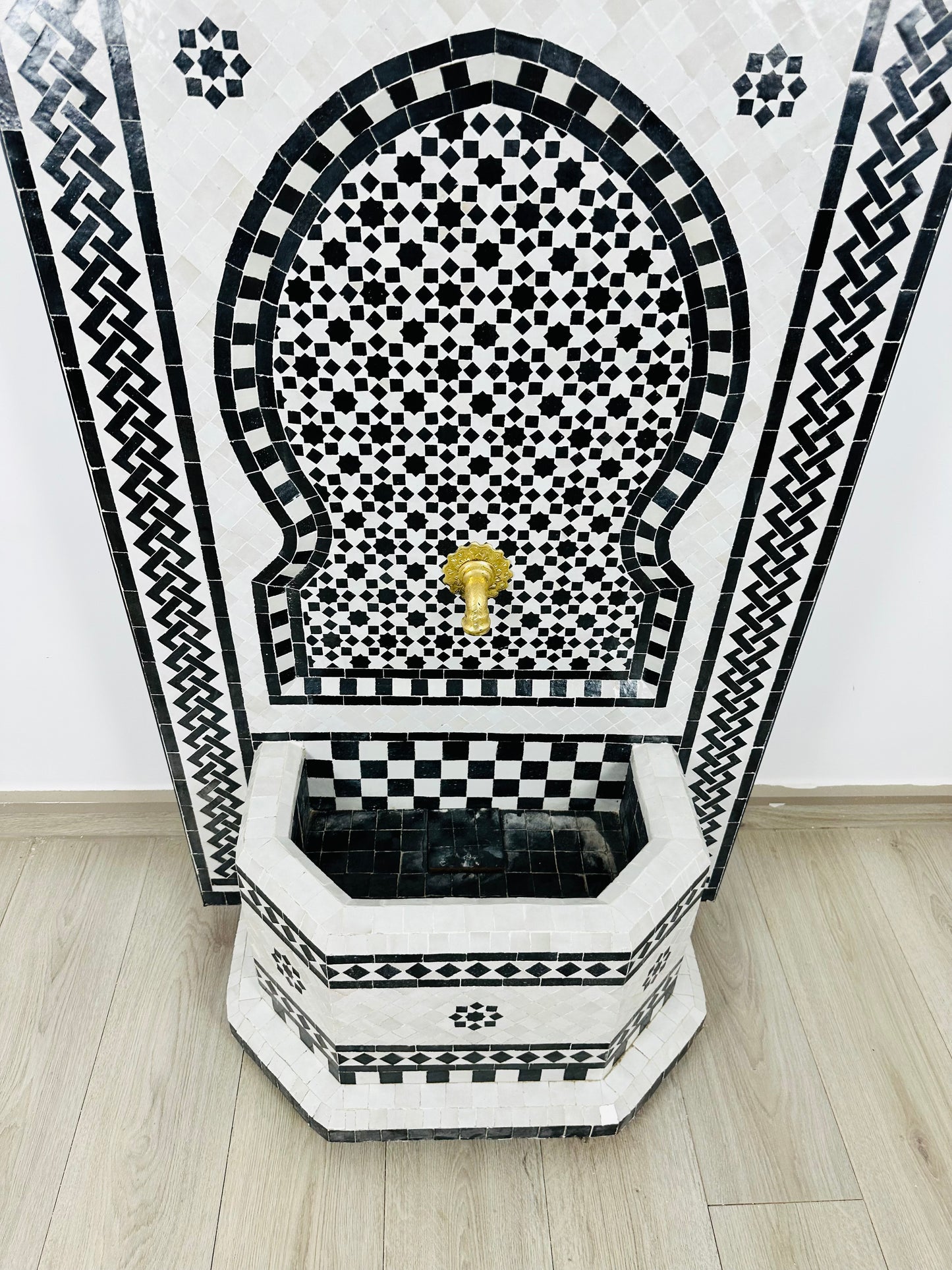Fuente marroquí de zellige: elegancia atemporal en blanco y negro