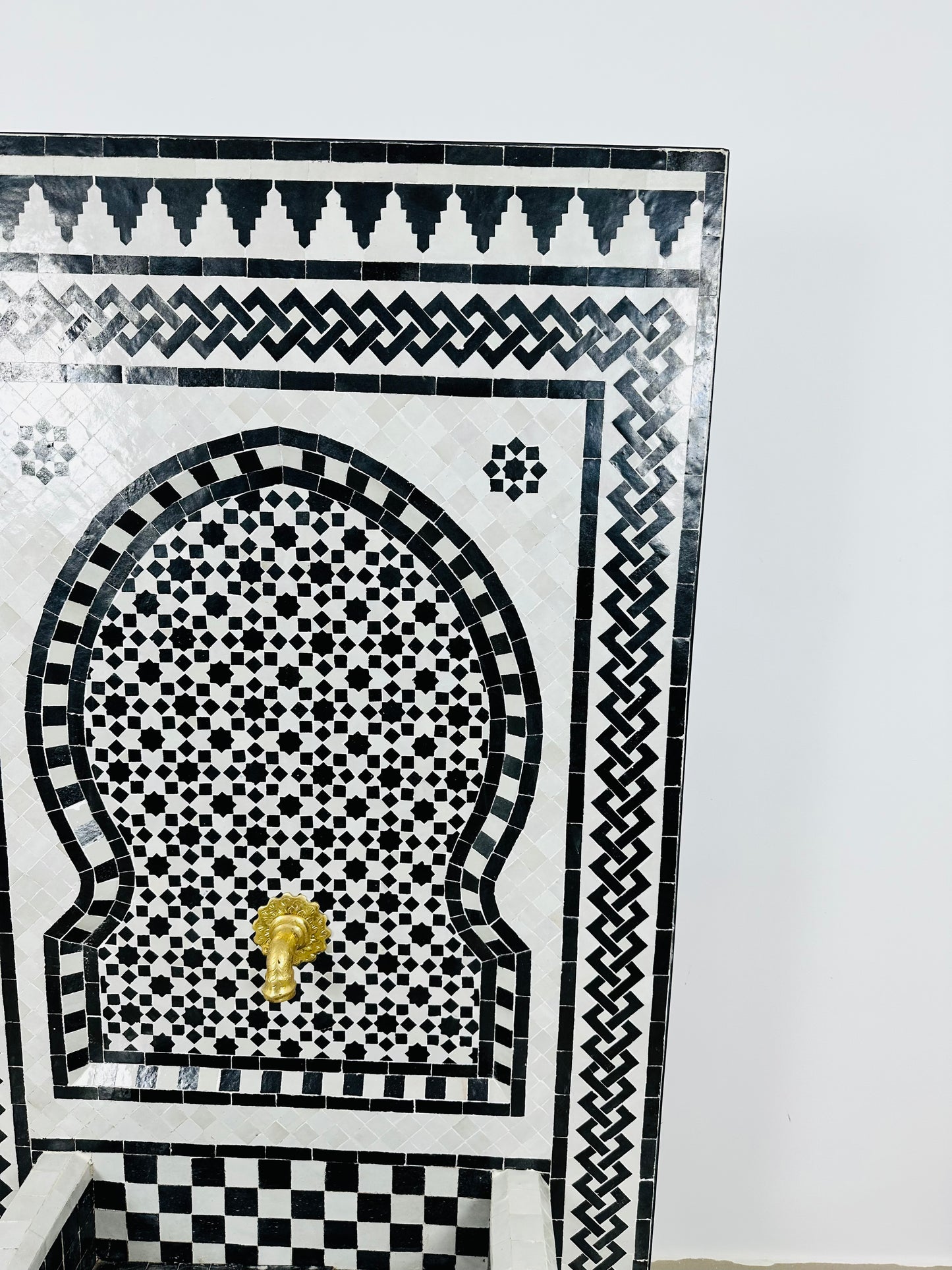 Fuente marroquí de zellige: elegancia atemporal en blanco y negro