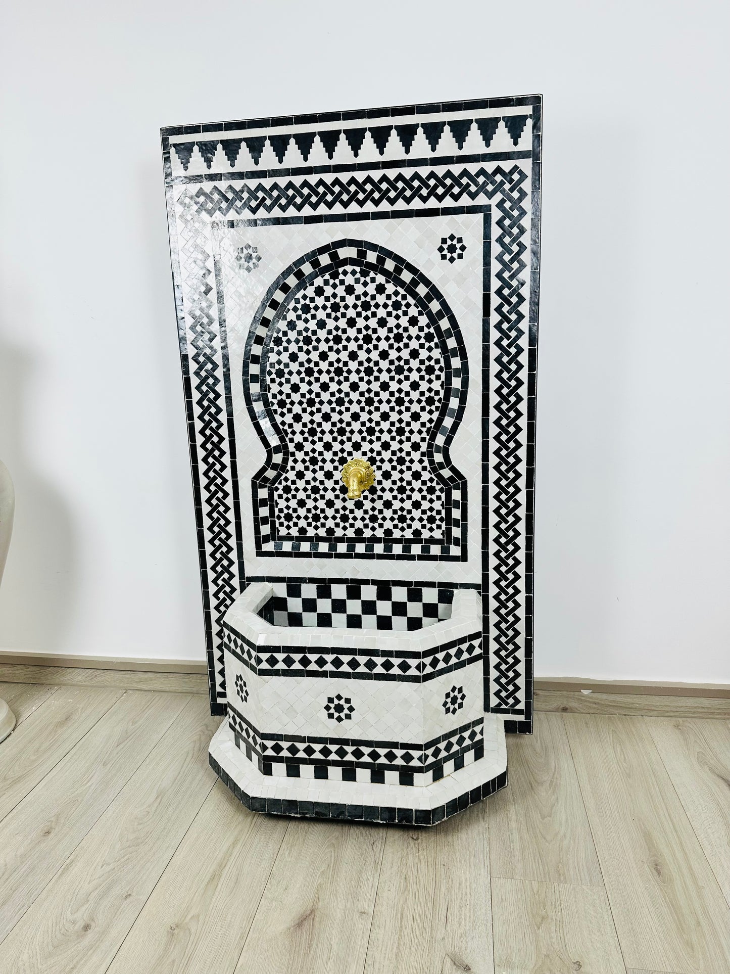 Fuente marroquí de zellige: elegancia atemporal en blanco y negro