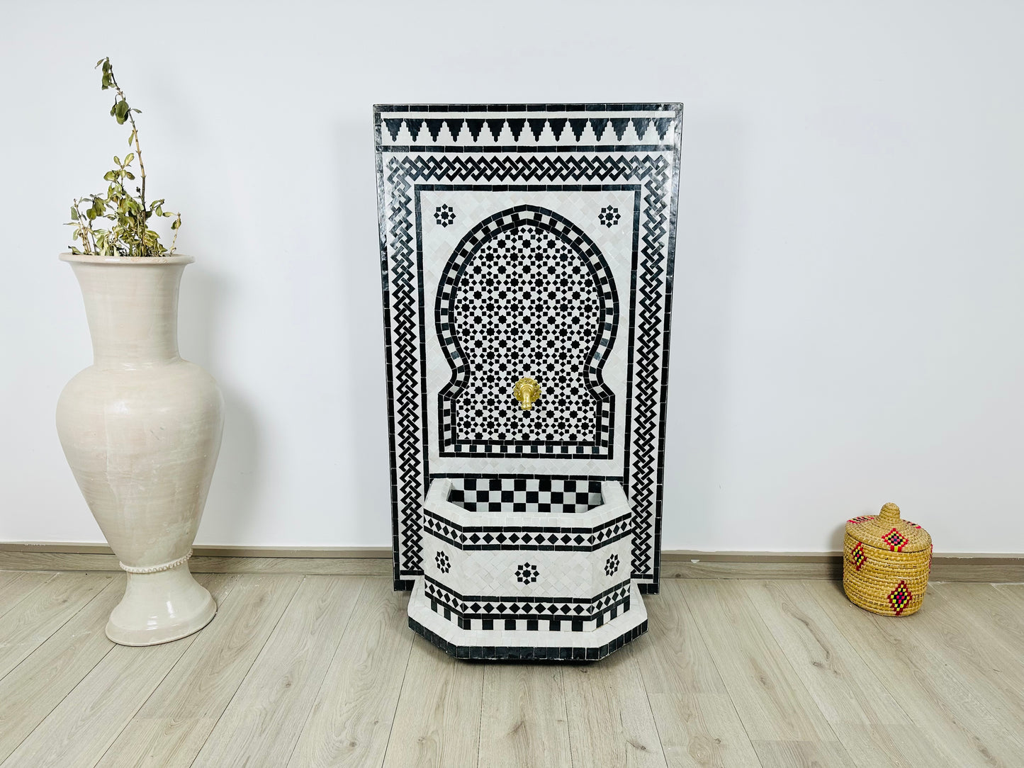 Fuente marroquí de zellige: elegancia atemporal en blanco y negro
