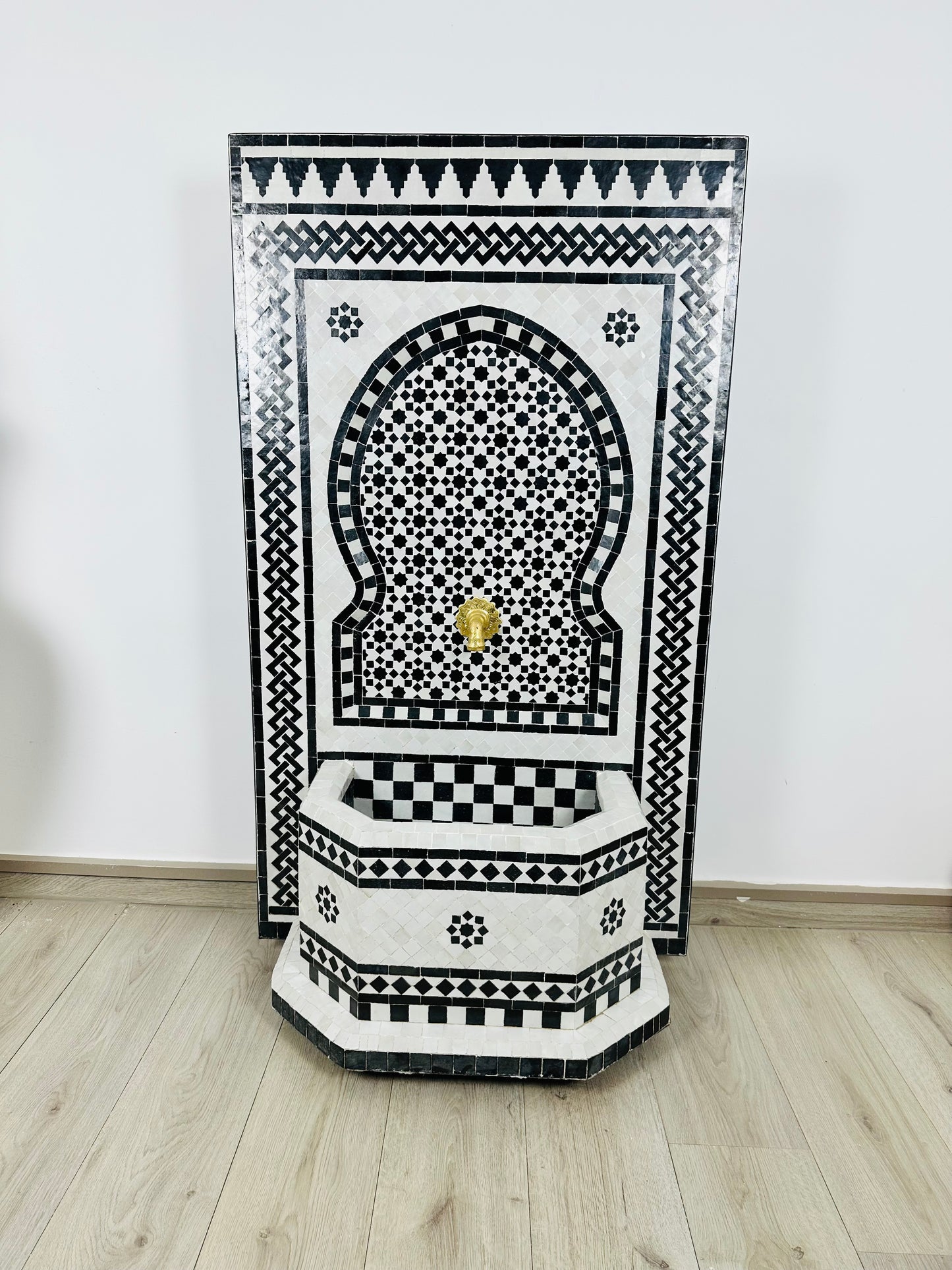 Fuente marroquí de zellige: elegancia atemporal en blanco y negro