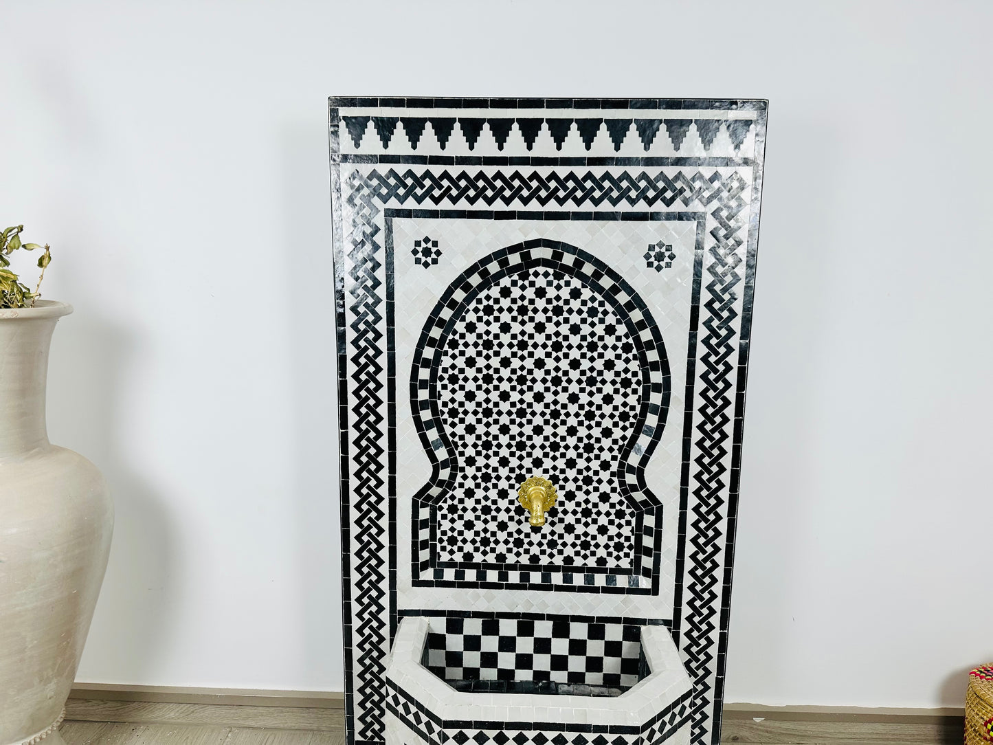 Fuente marroquí de zellige: elegancia atemporal en blanco y negro