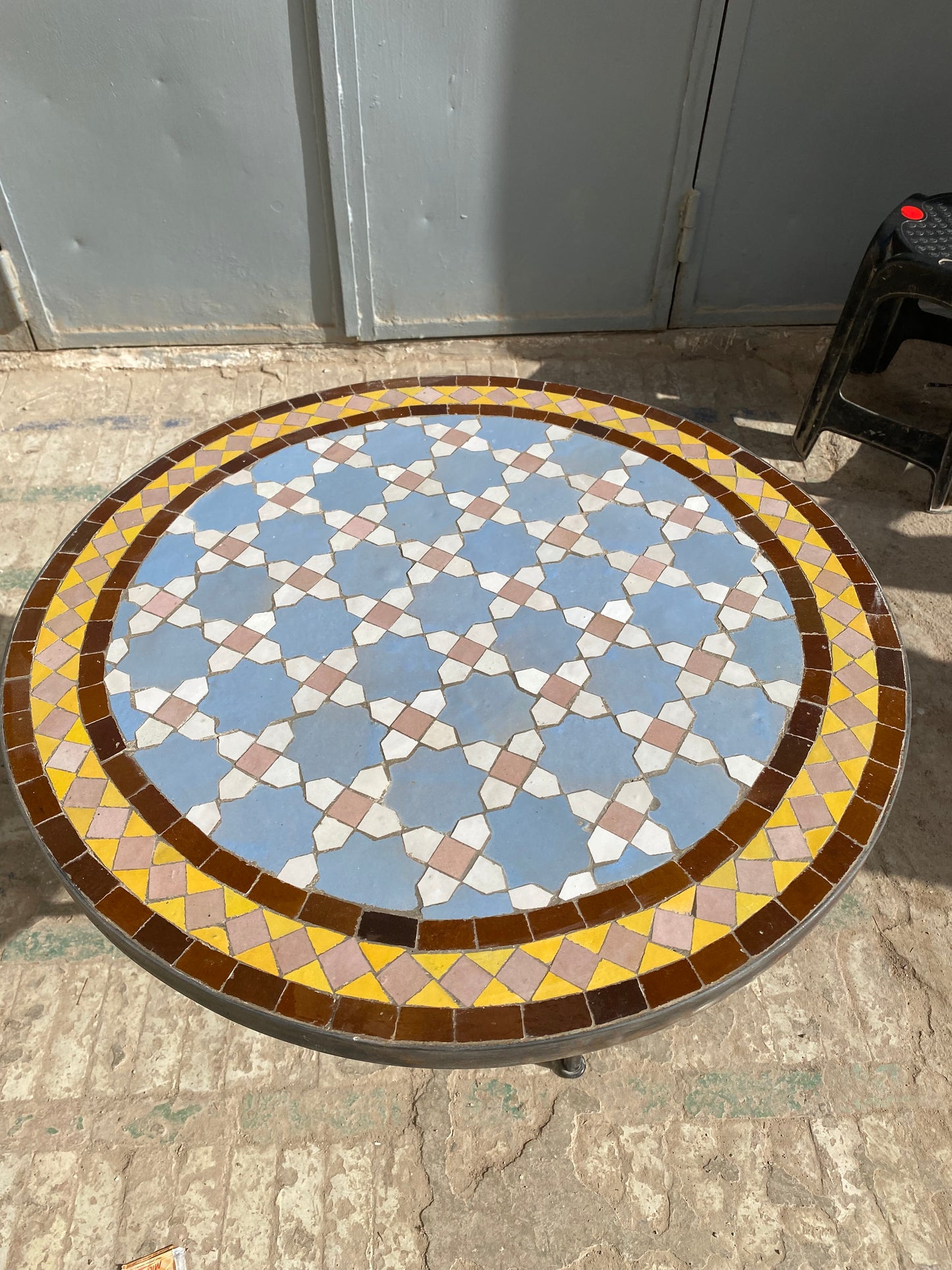 Table ronde vert émeraude et jaune en mosaïque pour extérieur-intérieur Carreaux marocains 100% artisanaux, Table basse en mosaïque du milieu du siècle.