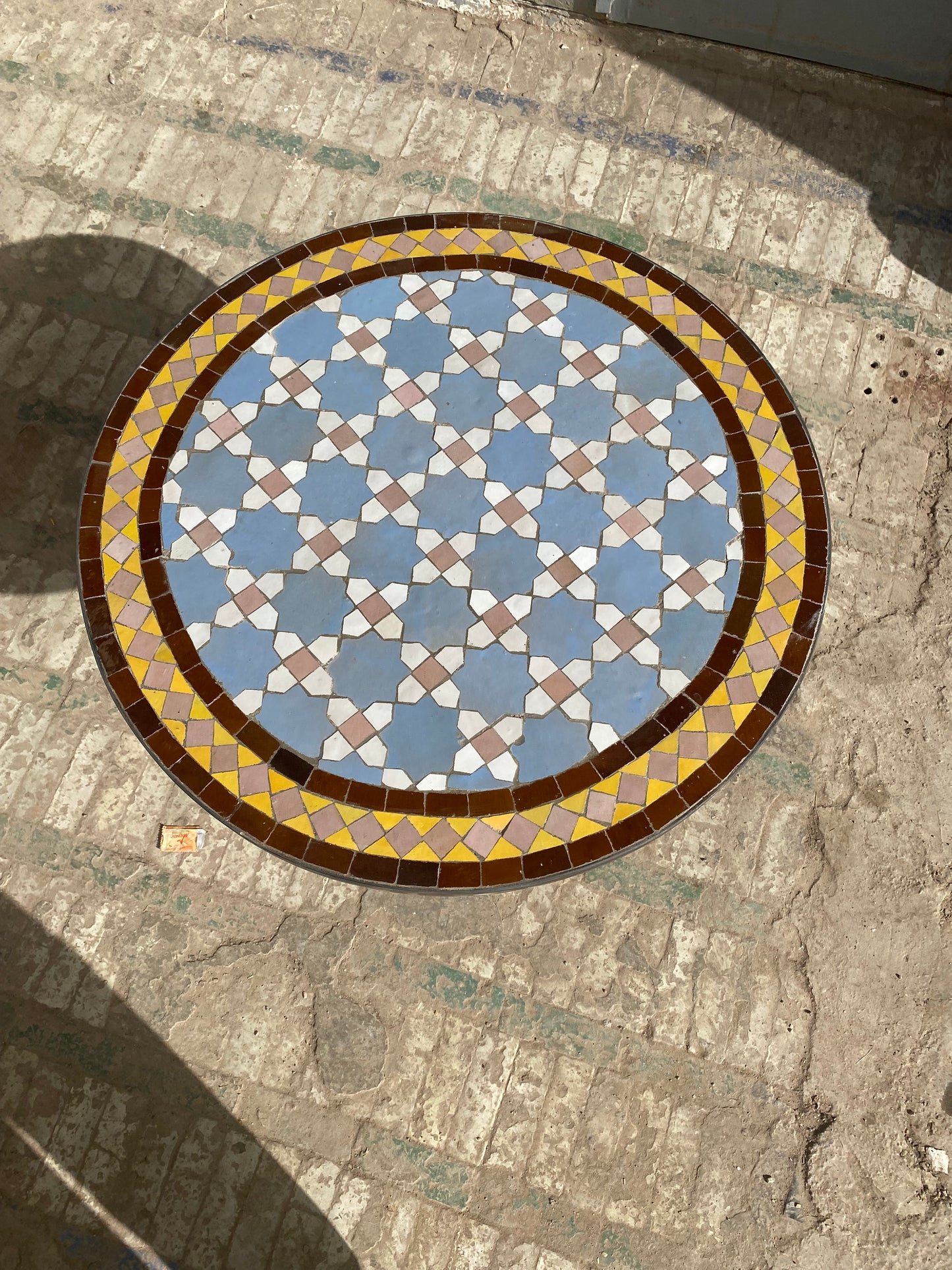 Table ronde vert émeraude et jaune en mosaïque pour extérieur-intérieur Carreaux marocains 100% artisanaux, Table basse en mosaïque du milieu du siècle.