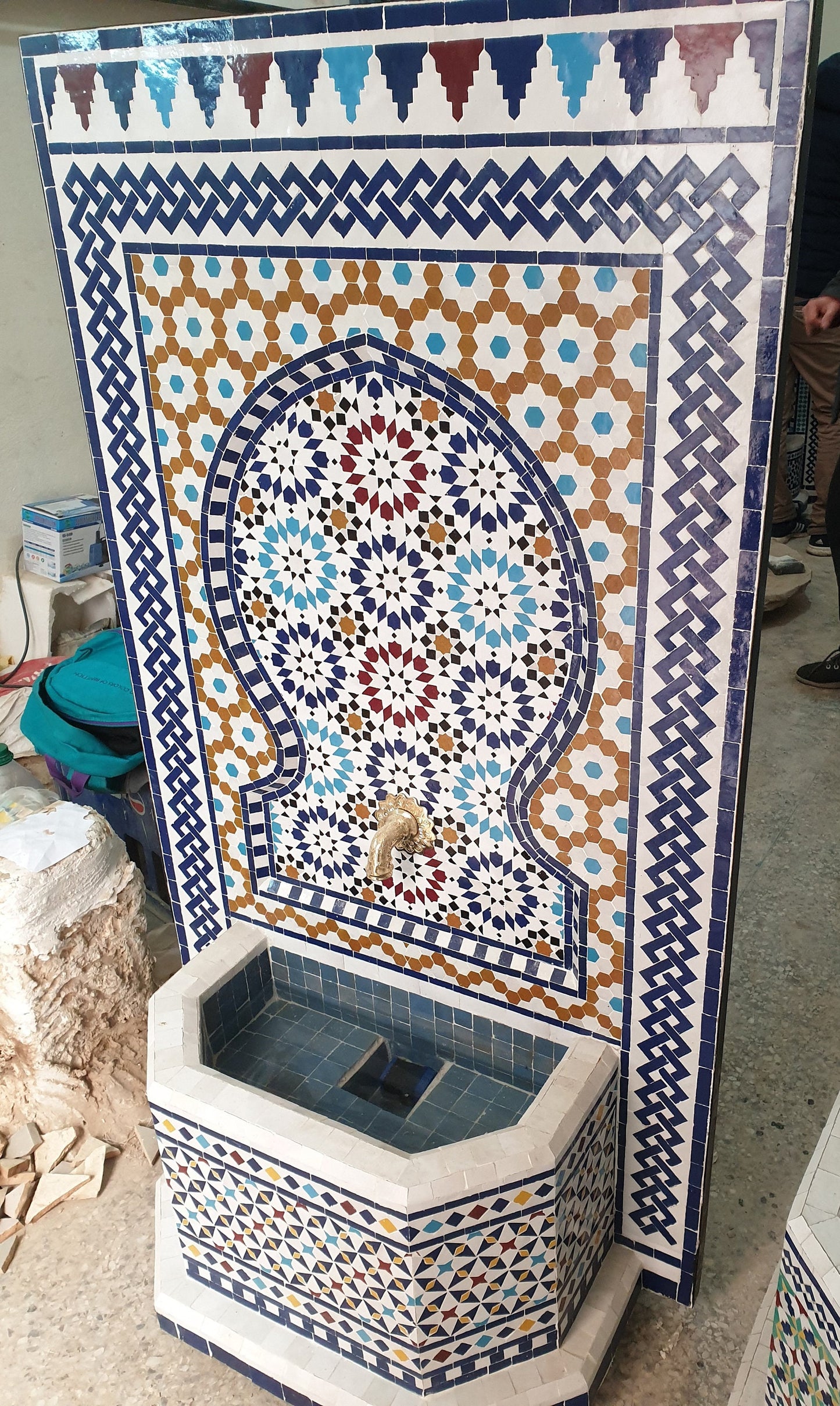 Majestic Moroccan Zellige Fountain – A Blend of Art & Tradition