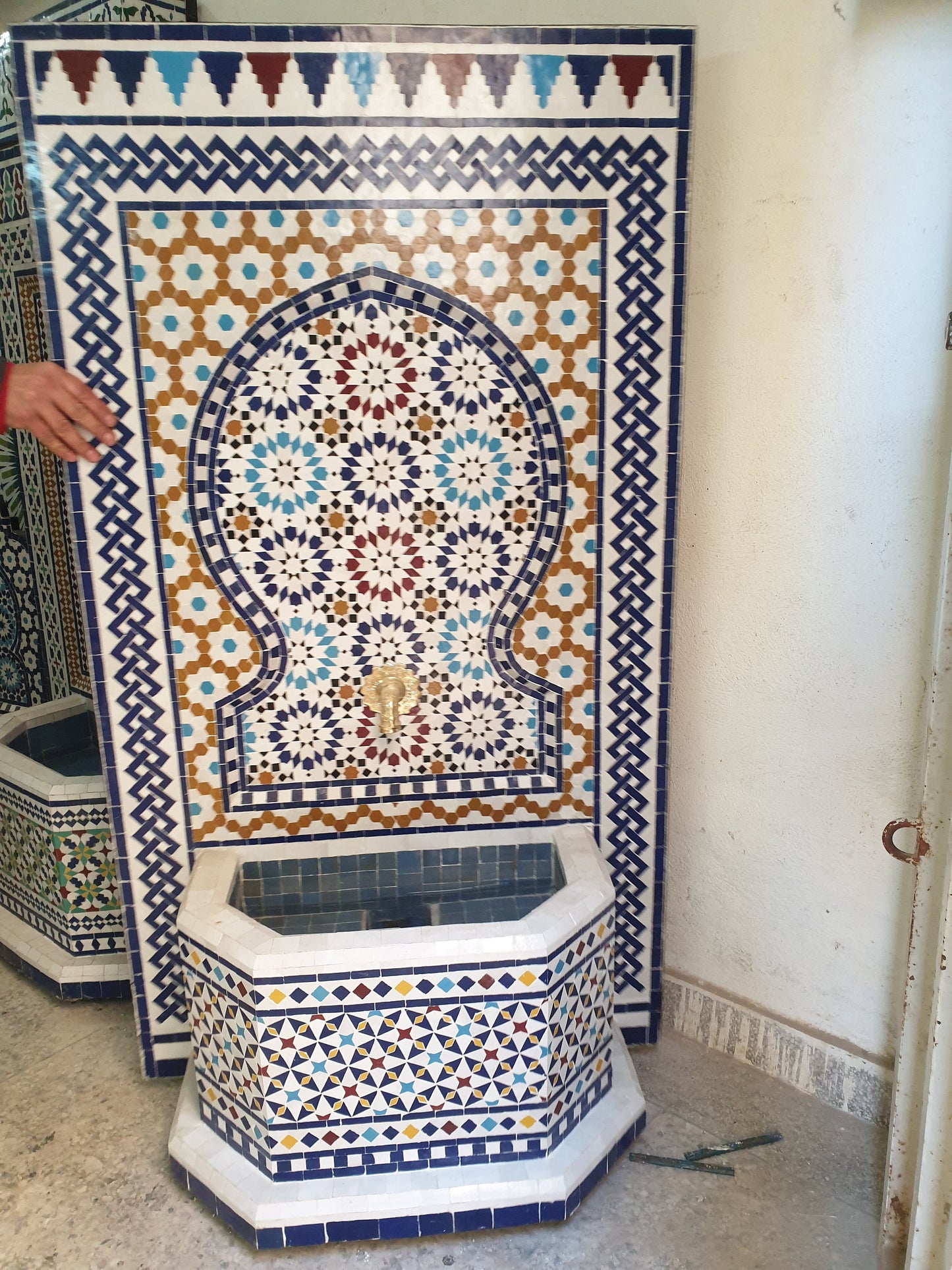 Majestic Moroccan Zellige Fountain – A Blend of Art & Tradition