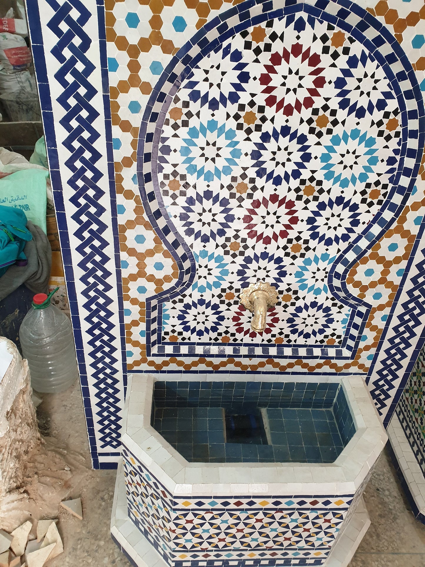 Majestic Moroccan Zellige Fountain – A Blend of Art & Tradition