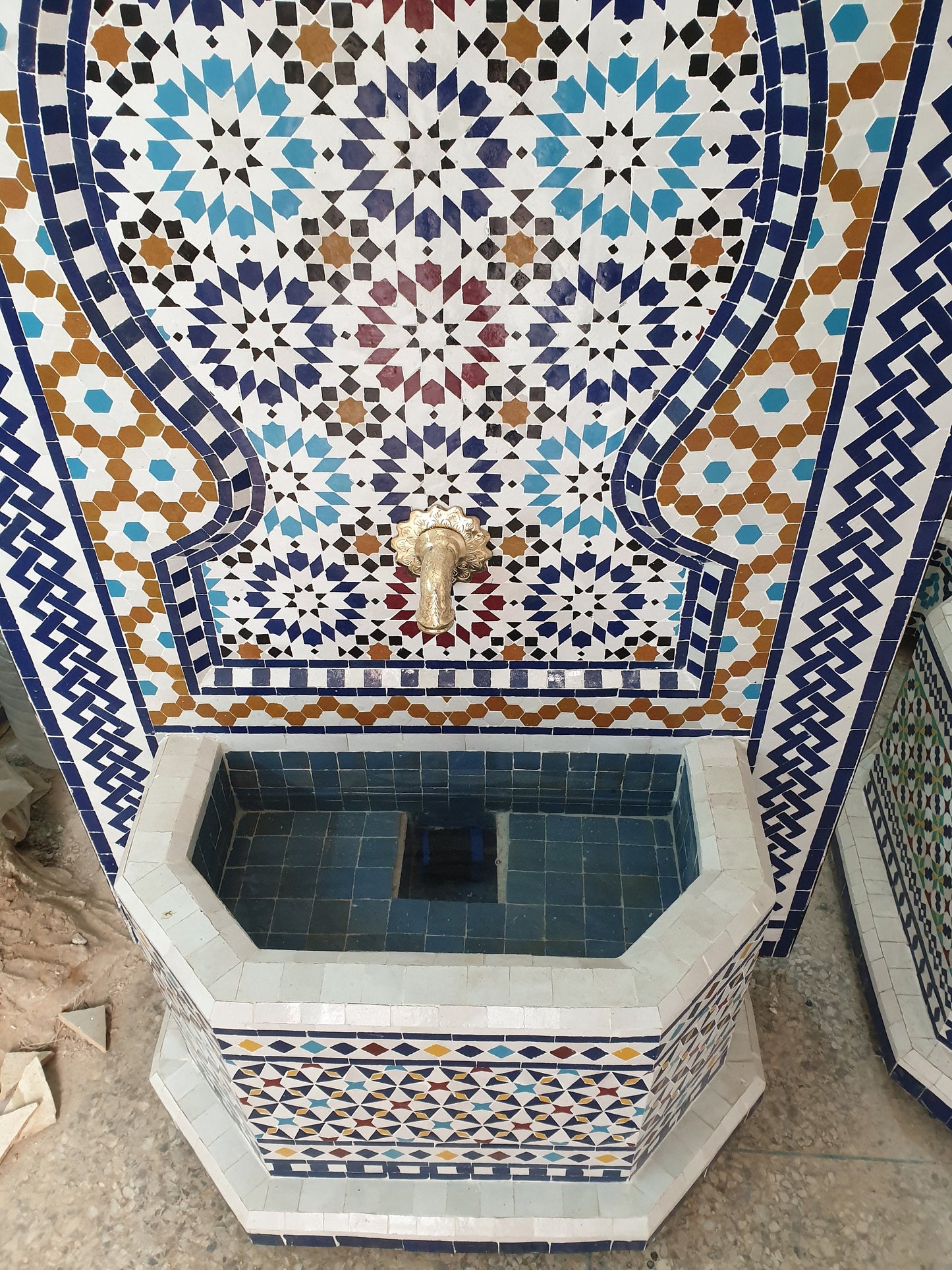 Majestic Moroccan Zellige Fountain – A Blend of Art & Tradition