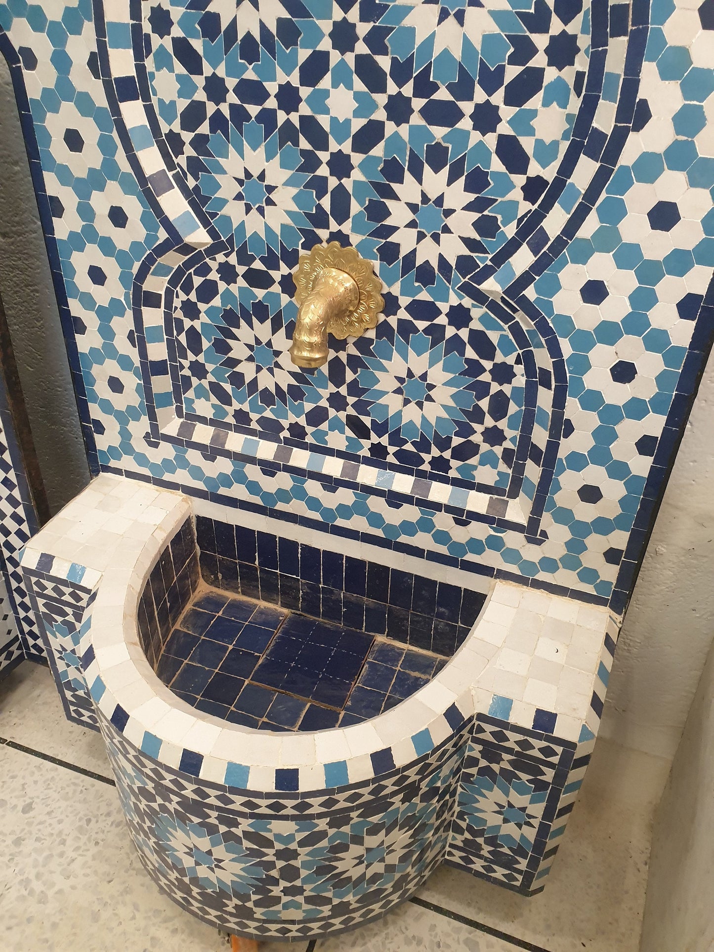 Royal Blue Moroccan Fountain – A Statement of Elegance