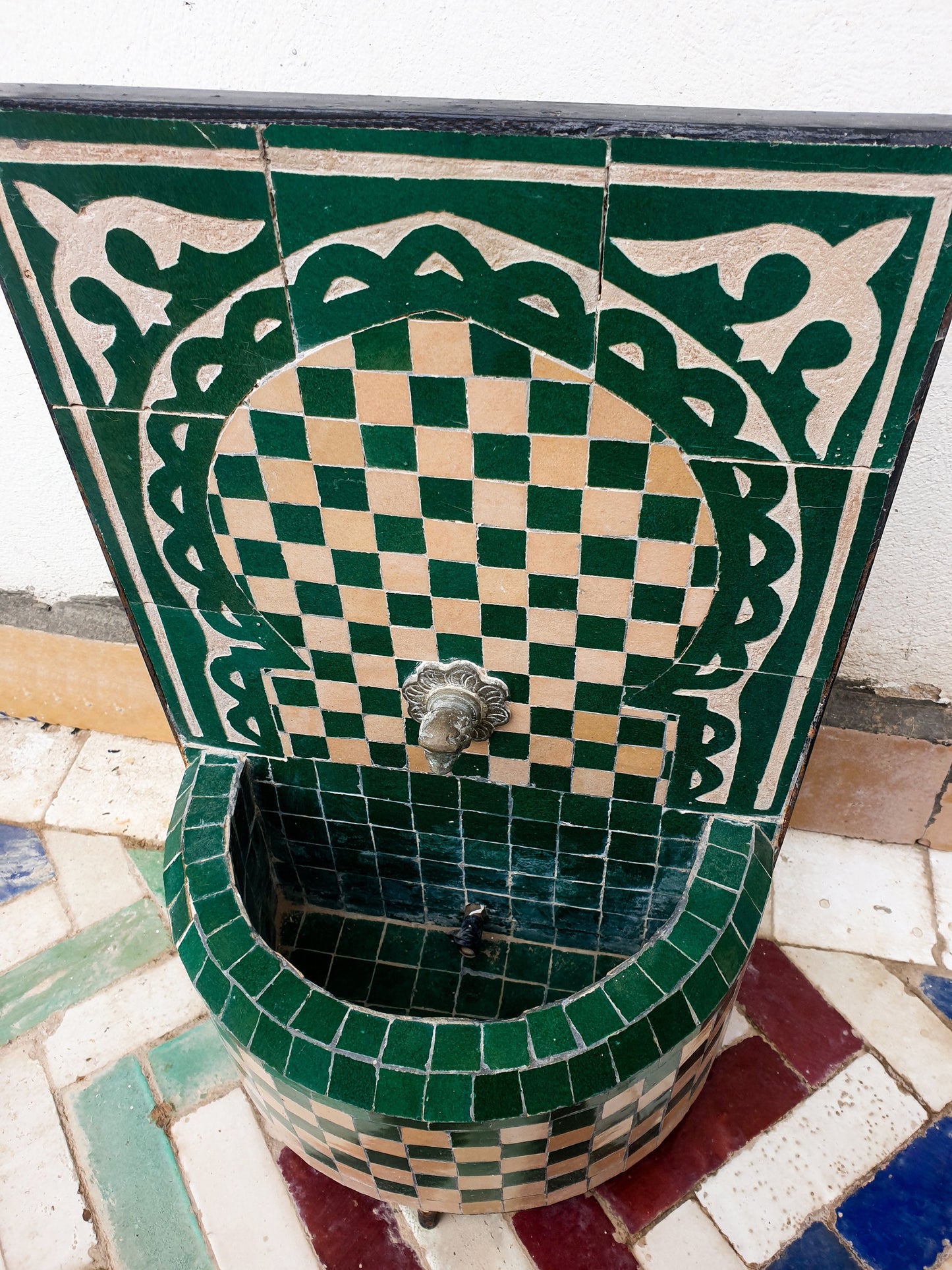 Emerald Green Moroccan Fountain – A Blend of Simplicity & Elegance