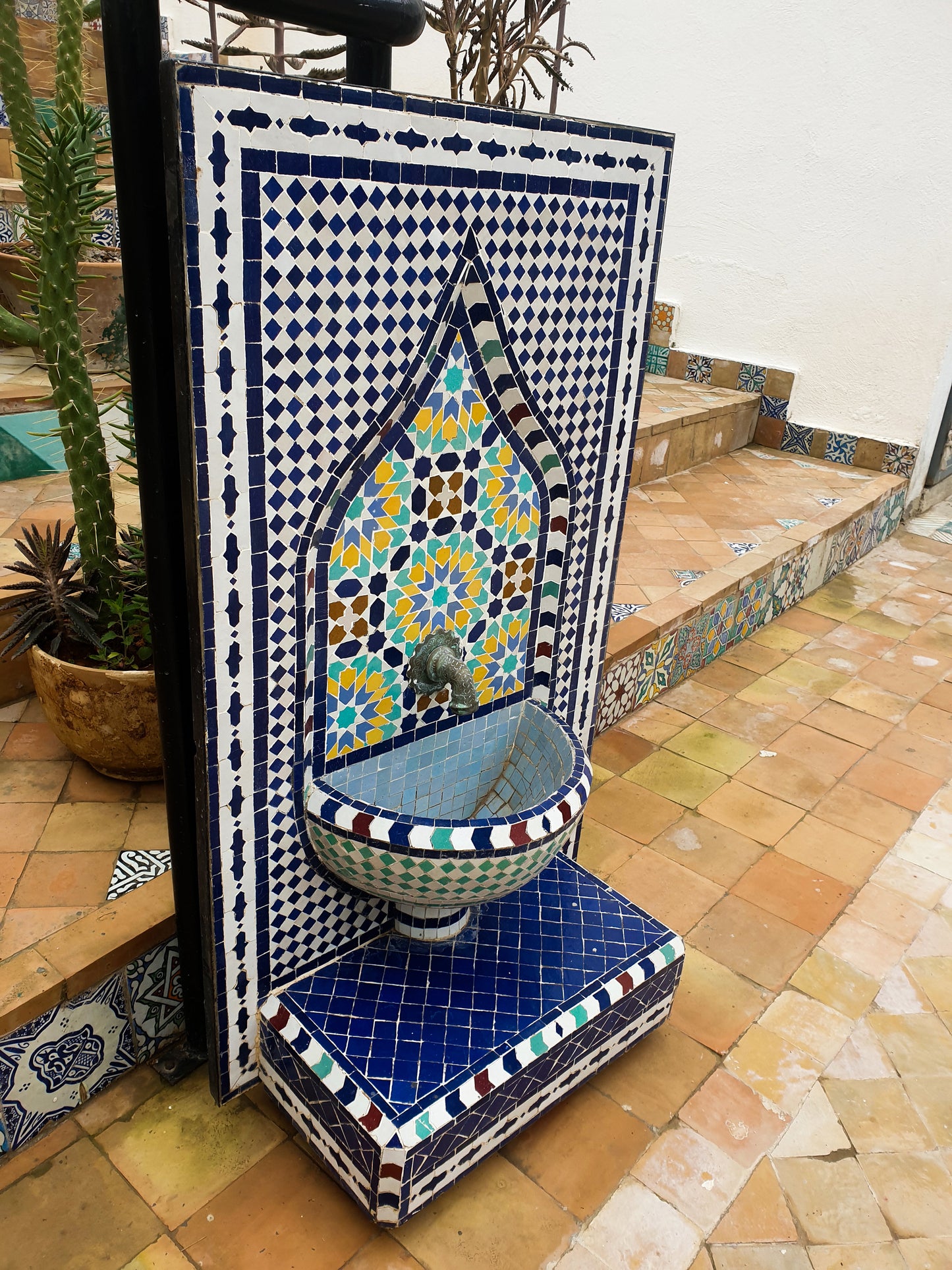Moroccan Zellige Mosaic Fountain – Traditional Elegance with a Timeless Design