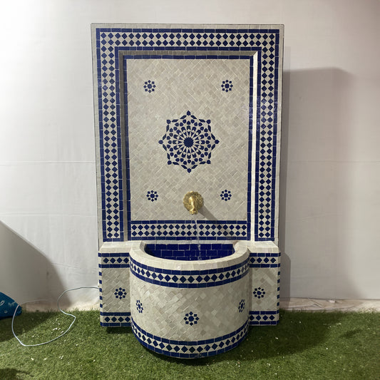 Incroyable fontaine en mosaïque pour l'extérieur et l'intérieur, eau de fontaine du milieu du siècle à l'intérieur, fontaine en mosaïque marocaine