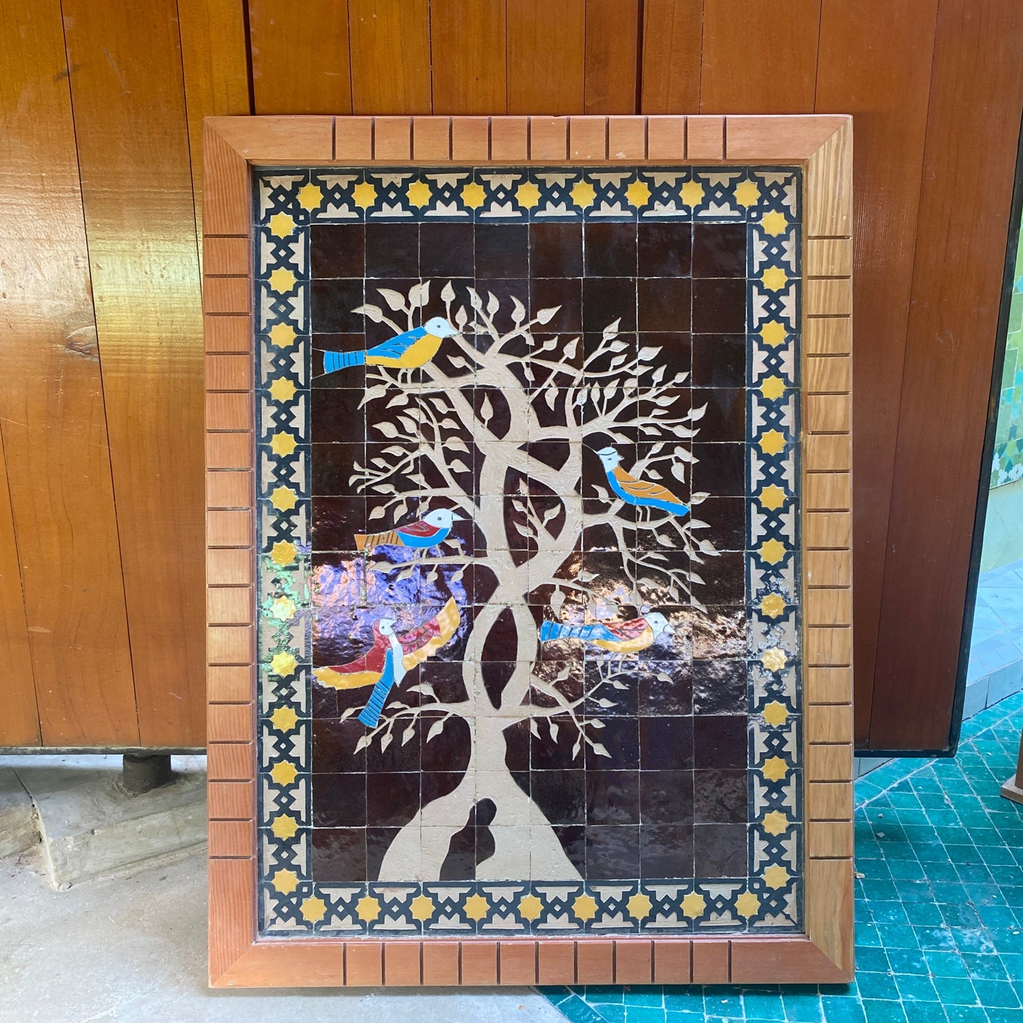 Tenture murale en mosaïque noire marocaine avec cadre en bois, petits morceaux de mosaïque oiseaux sur un arbre, art de la mosaïque de décor de mosaïque murale, art mural en argile de tuiles