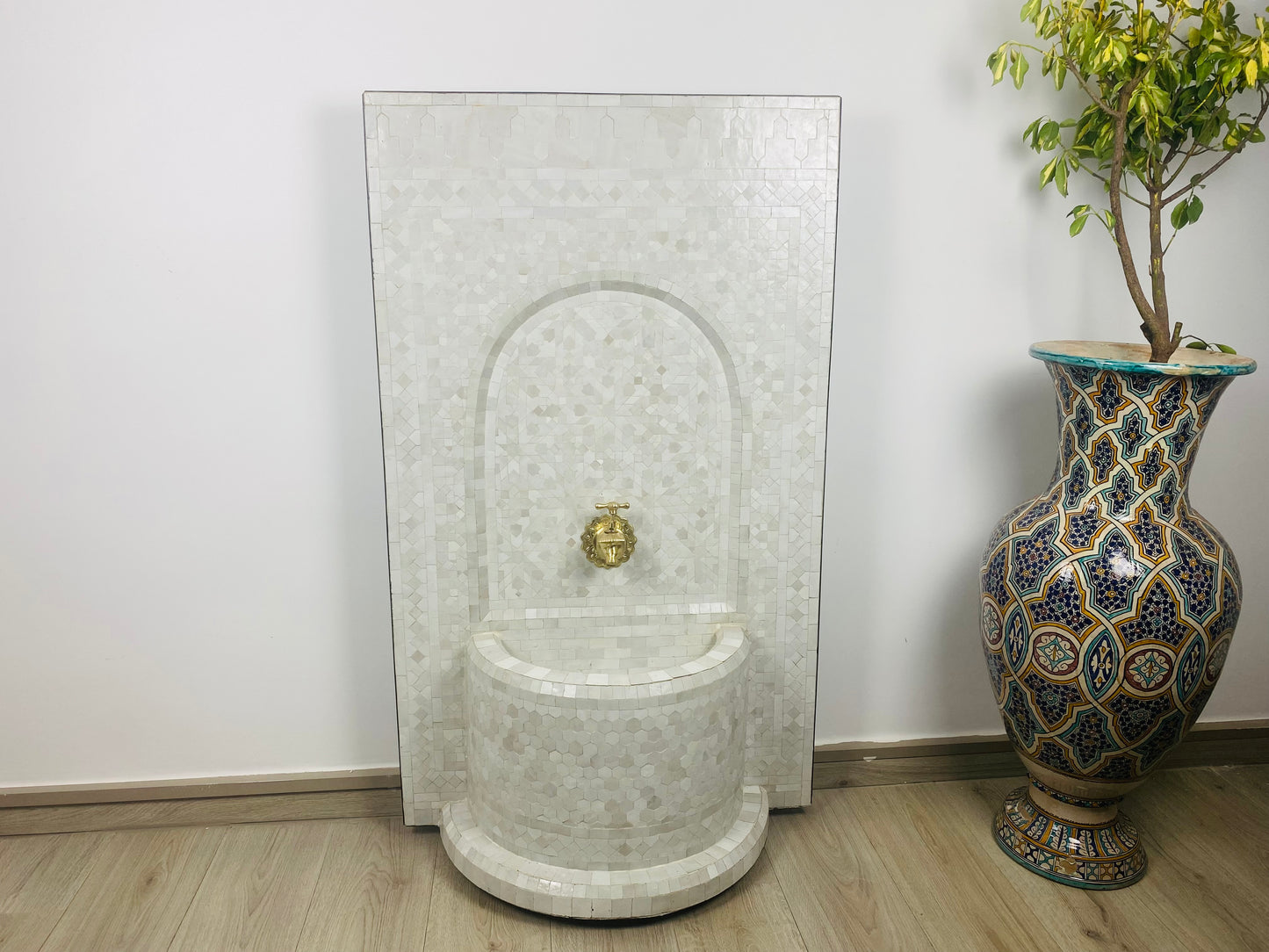 Fontaine en mosaïque blanche personnalisée pour extérieur et intérieur, eau de fontaine du milieu du siècle à l'intérieur, fontaine en mosaïque marocaine