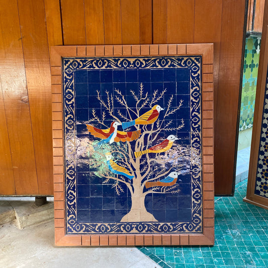 Tenture murale en mosaïque marocaine avec cadre en bois, petits morceaux de mosaïque oiseaux sur un arbre, art de la mosaïque de décor de mosaïque murale, art mural en argile de tuiles