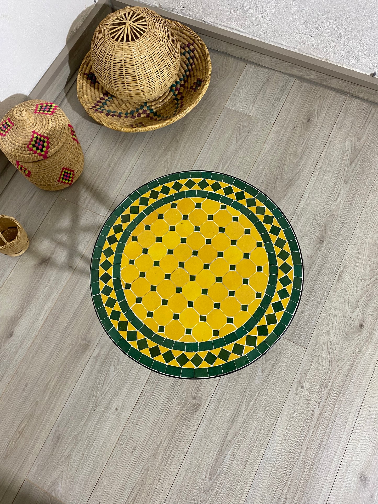 Table ronde vert émeraude et jaune en mosaïque pour extérieur-intérieur Carreaux marocains 100% artisanaux, Table basse en mosaïque du milieu du siècle.