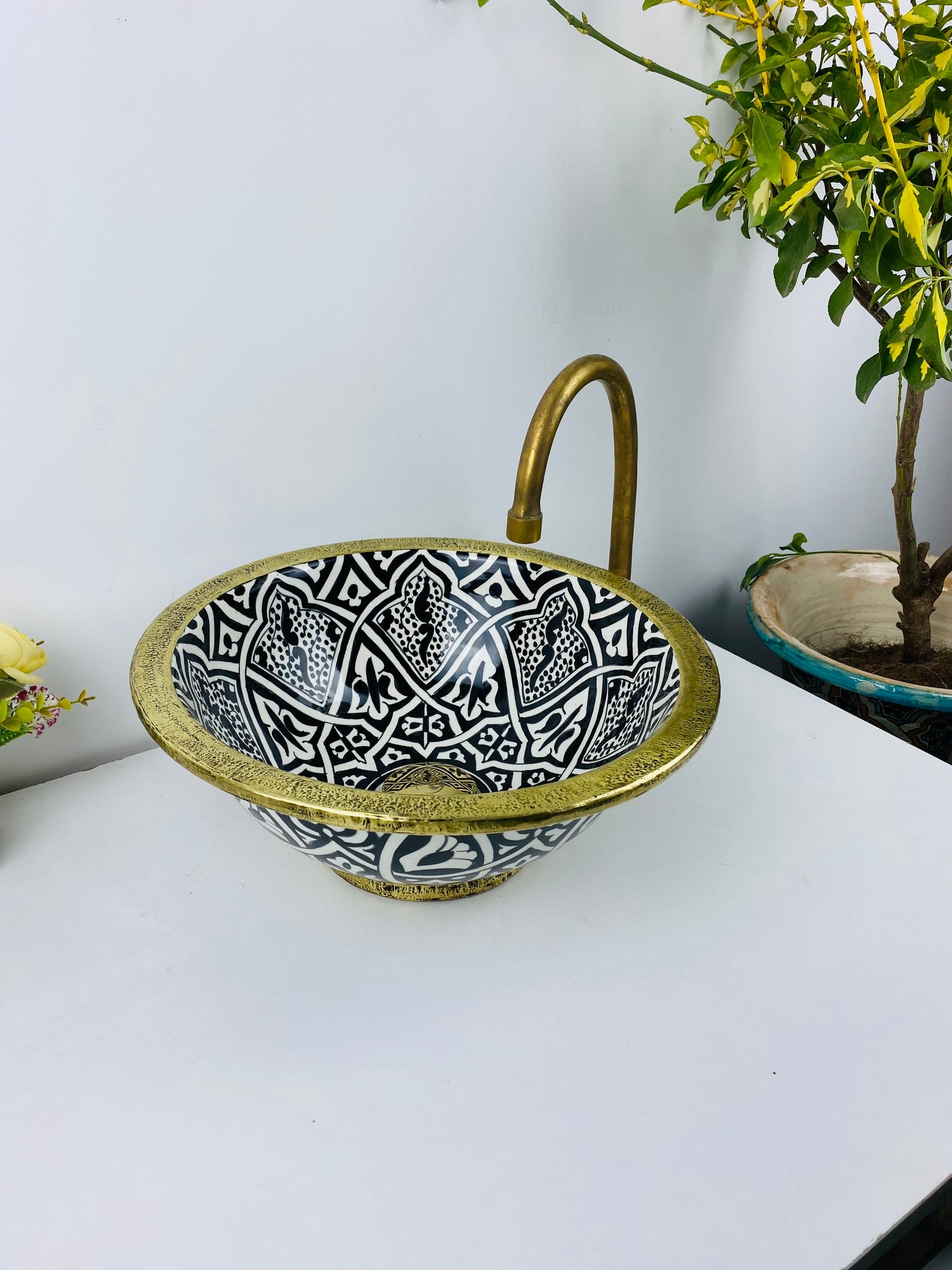 Brass Rimmed ceramic sink - bathroom Basin with Mid-Century Modern flair - Farmhouse Basin sink - luxury bathroom washbasin black and gold