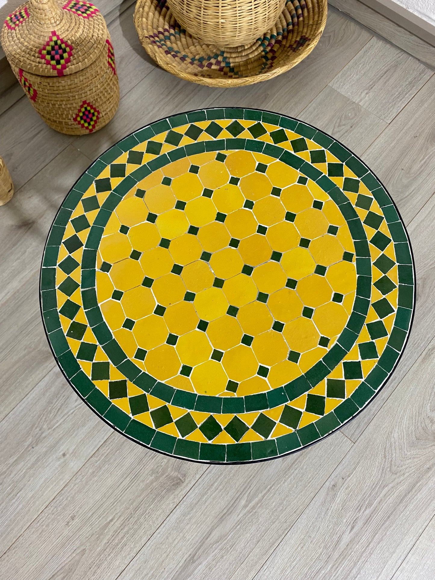 Table ronde vert émeraude et jaune en mosaïque pour extérieur-intérieur Carreaux marocains 100% artisanaux, Table basse en mosaïque du milieu du siècle.