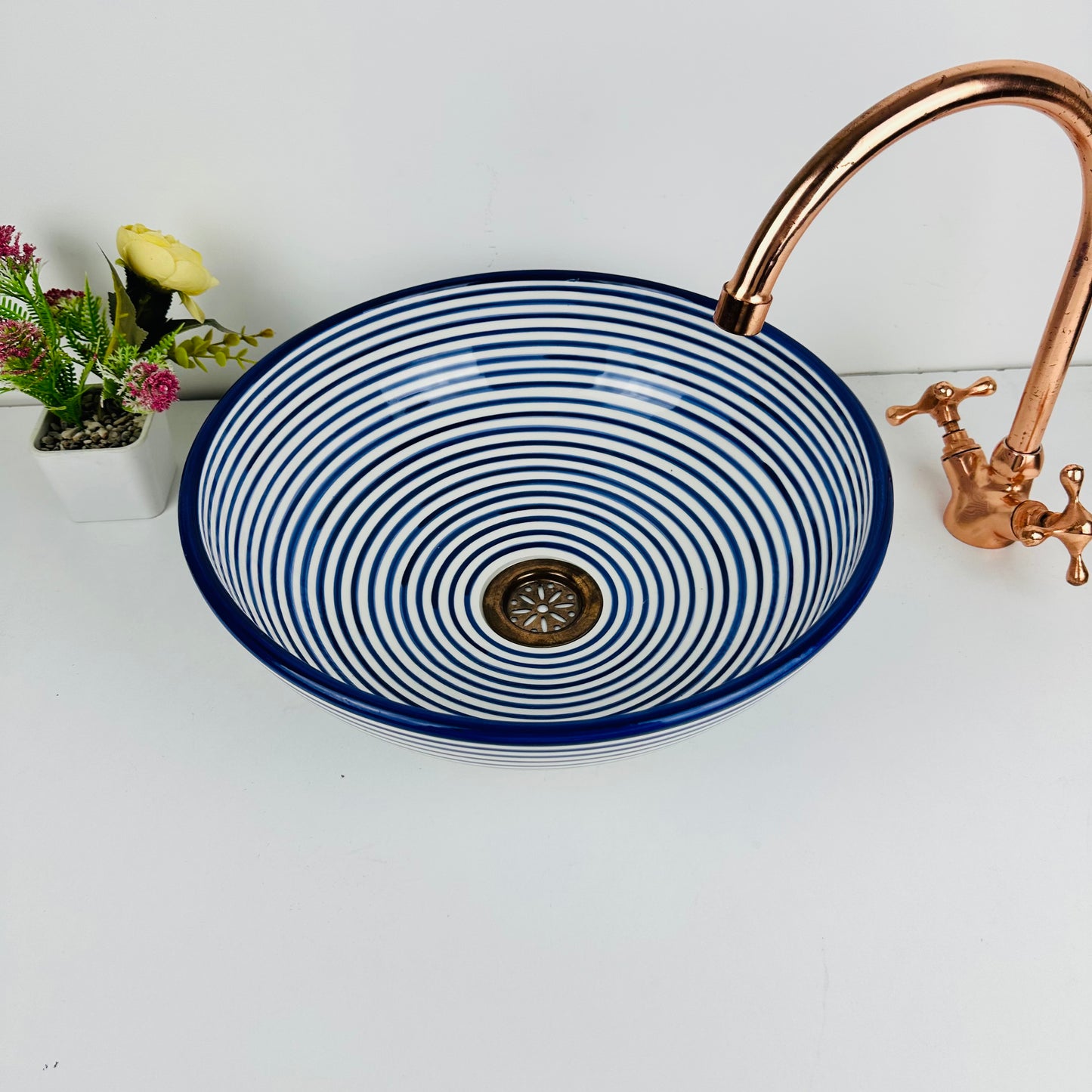 Anillos infinitos azules: Lavabo de cerámica artesanal con diseño circular